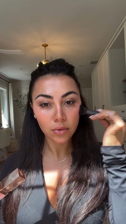 Full face Patrick Ta 🍑 🍑 @patrickta @patricktabeauty 

Products:
@patricktabeauty Major sculpt creme contour & powder bronzer- shade she’s bronzed 
@patricktabeauty Major skin soft blur brightening concealer shade medium golden 
@patricktabeauty NEW 🍑 Liquid transition brightening blush shade; did you notice 
@patricktabeauty Monochrome moment precision lip crayon 
@patricktabeauty major moisture smoothing lip balm shade milk tea

#makeuptutorial #grwm #patrickta