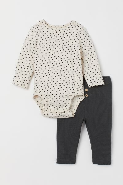 Set with a bodysuit and leggings in soft, organic cotton jersey. Long-sleeved bodysuit with snap ... | H&M (US + CA)