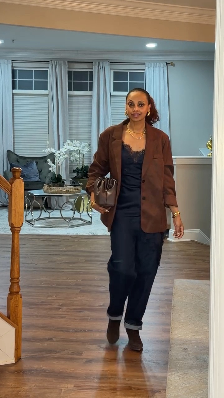 If outfits had overtime pay 😂 , this Zara lace satin top would be rich. Styling it one more time 😉 same bottoms, same shoes different layers.