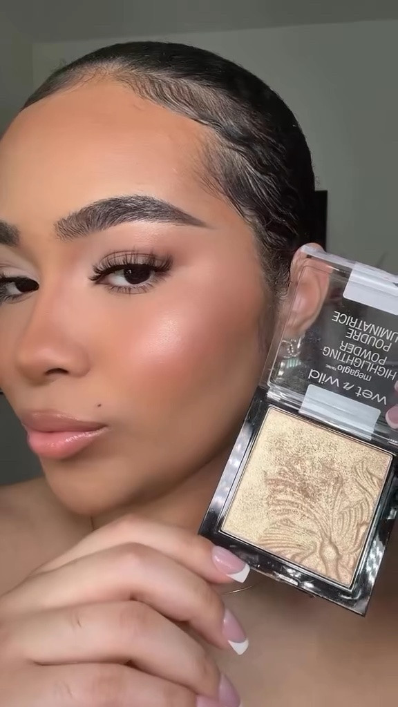 $6 HIGH END looking drugstore highlighter!! @wetnwildbeauty Mega Glow Highlighter “Golden Flower Crown” 🌼✨

• Iconic, a go-to highlighter for a reason
• Gives a blinding, radiant glow ✨
• Smooth, buttery formula (not chunky)
• Melts into the skin beautifully
• Buildable from soft glow to intense highlight
• So affordable but looks high end 😍

Brush @realtechniques 

Follow, like, comment, repost, & save this for your next drugstore makeup purchase! 📌

#wetnwildmakeup #drugstoremakeup #affordablemakeup #highlighter #maquillaje

#LTKBeauty #LTKSaleAlert #LTKU
