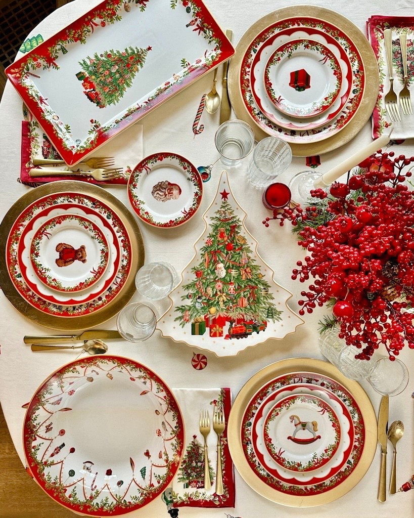 Christmas table Pottery Barn Christmas China Christmas linen Christmas plates glassware glasses gold flatware 

#LTKHome #LTKHoliday #LTKSeasonal