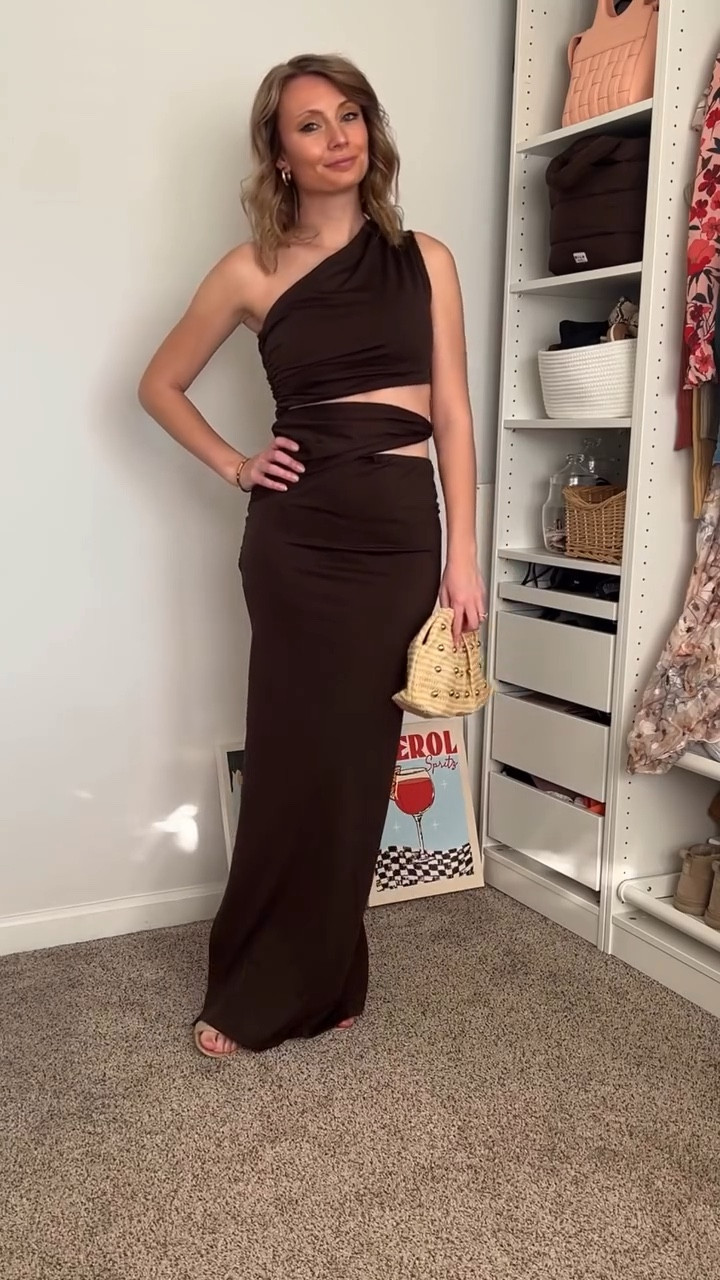 This dress >>>> (it was totally confusing to put on, but I figured it out👏) 

Comment SHOP and I’ll send you a link!