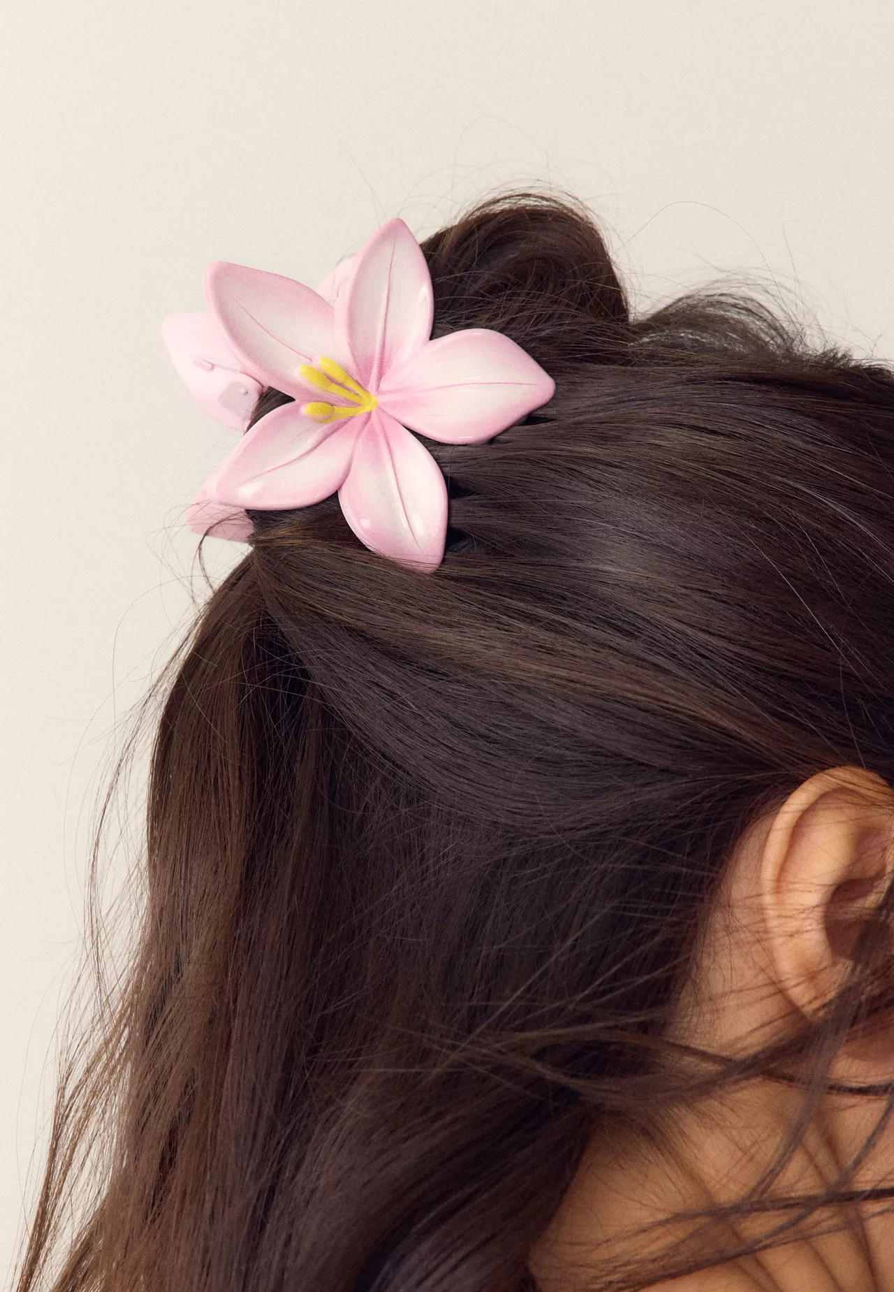 Flower clip - Women's fashion | Stradivarius United Kingdom | Stradivarius (UK)