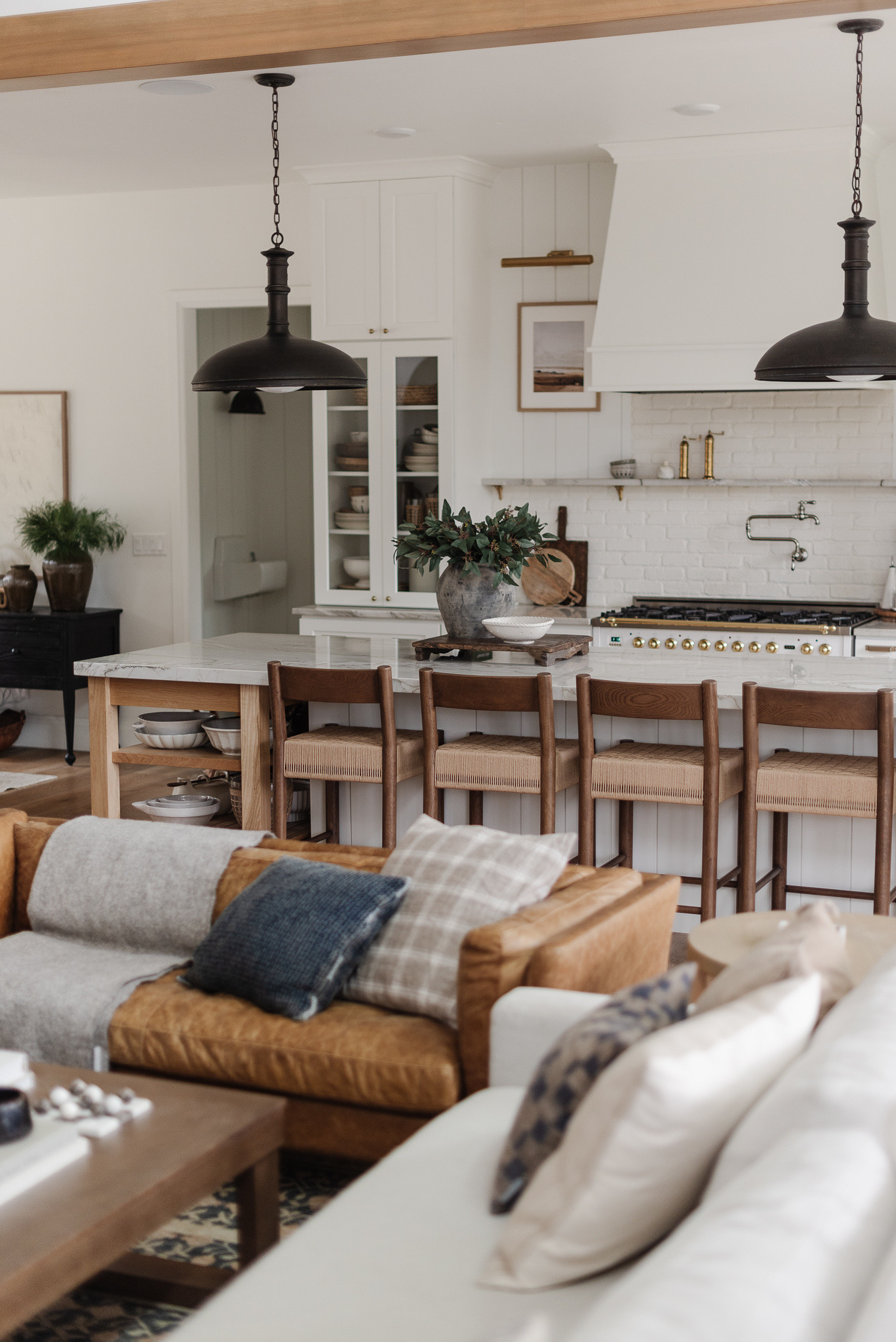 Kitchen and living favorites 🤍


Kitchen counter stools, kitchen island, kitchen decor, kitchen pendant lights, living room inspo, throw pillows, coffee table, living room ideas

#LTKHome