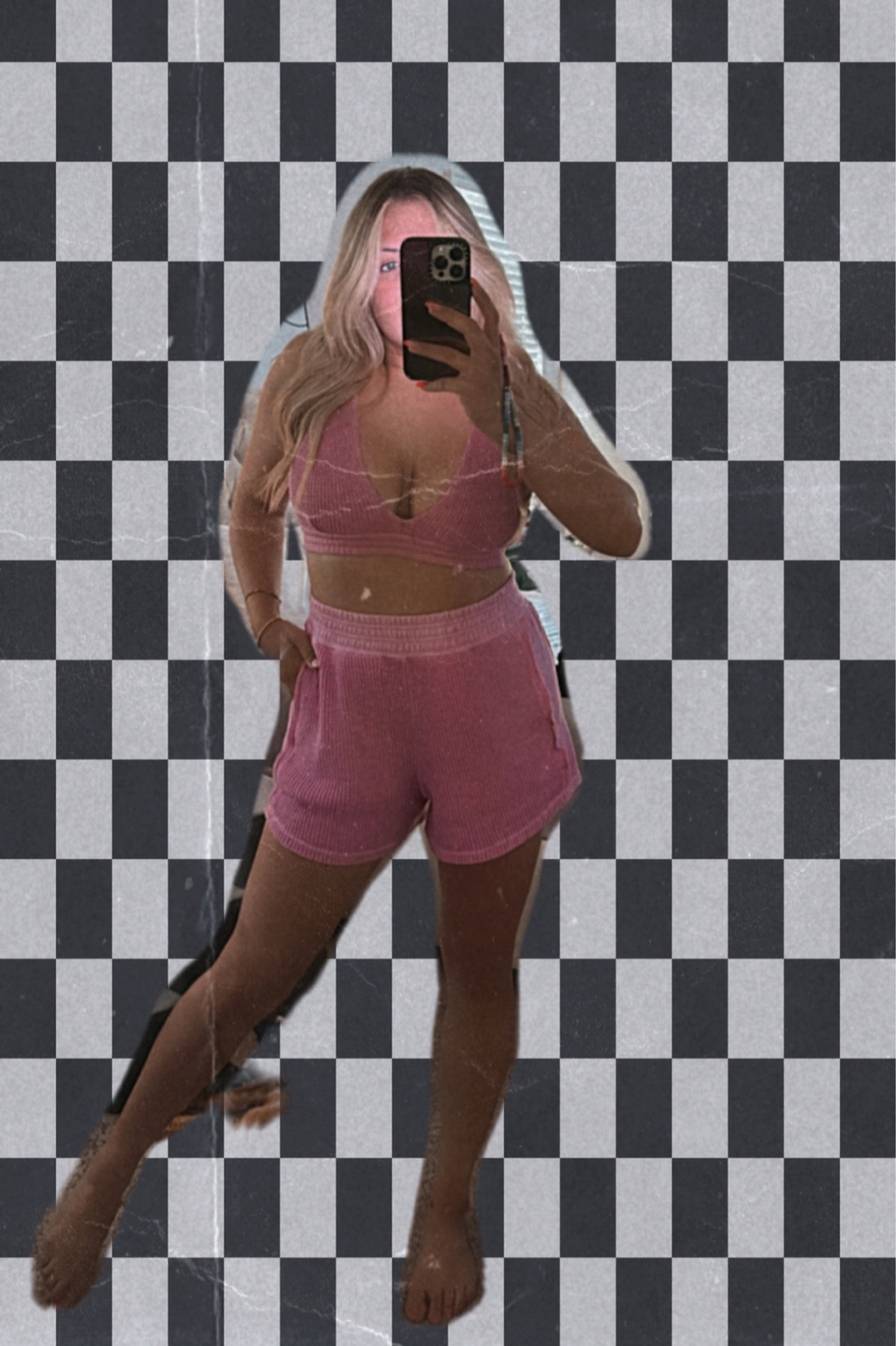 Medium in the top and a small in the bottom! (Bottoms run large! Usually a size medium/6 for reference. Top- is a medium, I’m a 34D and it fits true to size)