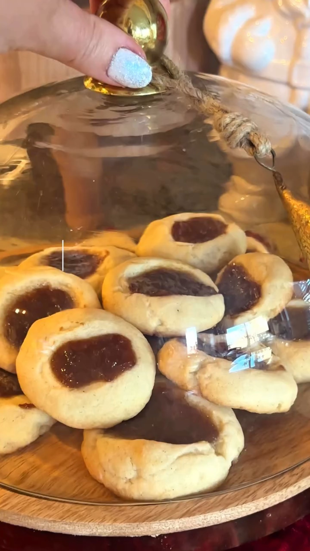 Yuzu Strawberry Thumbprint Cookies 🍓🍋✨

Comment COOKIE for the recipe sent to your DMs!

The EASIEST cookie you will make this season, but hands down one of the most delicious holiday treats!!! Soft, buttery thumbprints filled with Oishi’s yuzu strawberry jam that brings the most incredible lemony brightness to every bite. Sweet, citrusy, and so festive, these disappear fast!!!

Perfect for cookie swaps, holiday trays, or a little afternoon baking win!!!

✨ INGREDIENTS ✨

• 1 cup unsalted butter, softened
• 1 cup granulated sugar
• 1 large egg 
• 1 teaspoon vanilla extract or paste 
• 2 1/2 cups all purpose flour
• 1/4 teaspoon salt
• Yuzu Strawberry Jam

✨ HOW TO MAKE ✨
	1.	Preheat oven to 325°F. Line a baking sheet with parchment paper.
	2.	Cream butter and sugar until light and fluffy.
	3.	Mix in egg and vanilla until smooth.
	4.	Add flour and salt, mix just until combined.
	5.	Roll dough into 1 inch balls and place on baking sheet.
	6.	Use your thumb or the back of a spoon to gently press an indent into each cookie.
	7.	Fill each thumbprint with Oishi’s yuzu strawberry jam.
	8.	Bake 16 to 18 minutes, until set and lightly golden on the bottom.
	9.	Cool slightly and enjoy!!!

Buttery, bright, sweet, and citrusy, this jam takes a classic thumbprint cookie to the next level 🍪✨

Save this recipe for holiday baking, and trust me, you will be making these more than once!!! 🎄💛

#christmascookies #christmaseats #christmastreats