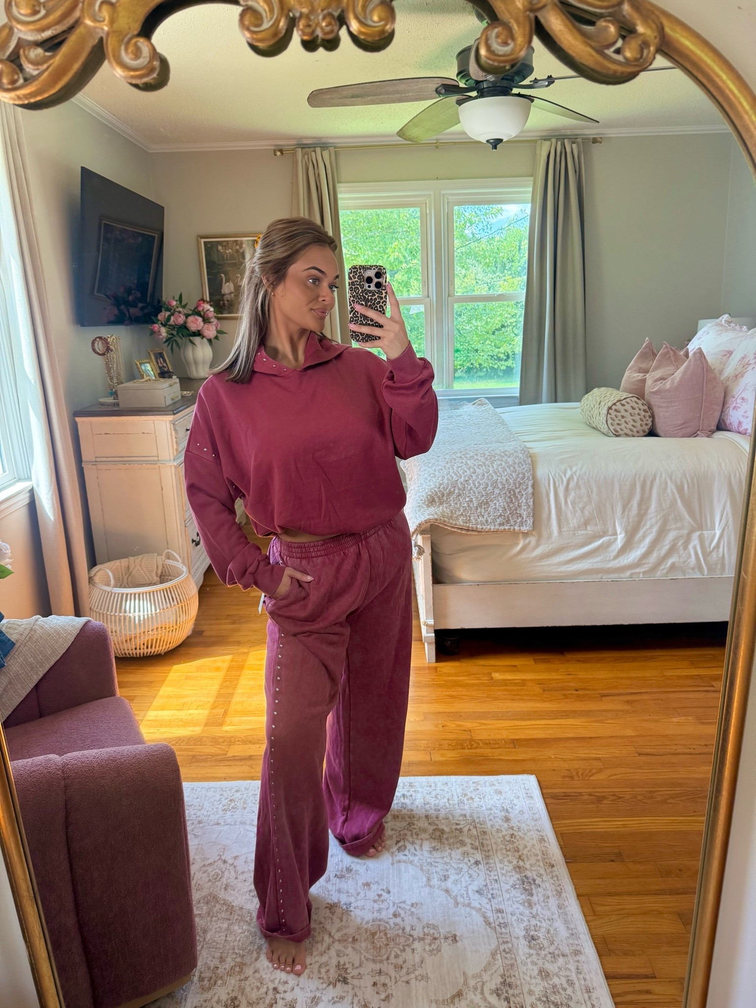 I have a feeling this set will sell out!! Comes in gray also and I’m wearing a large in the sweatshirt and medium in the pants! I think the pants run a tad oversized in my opinion!