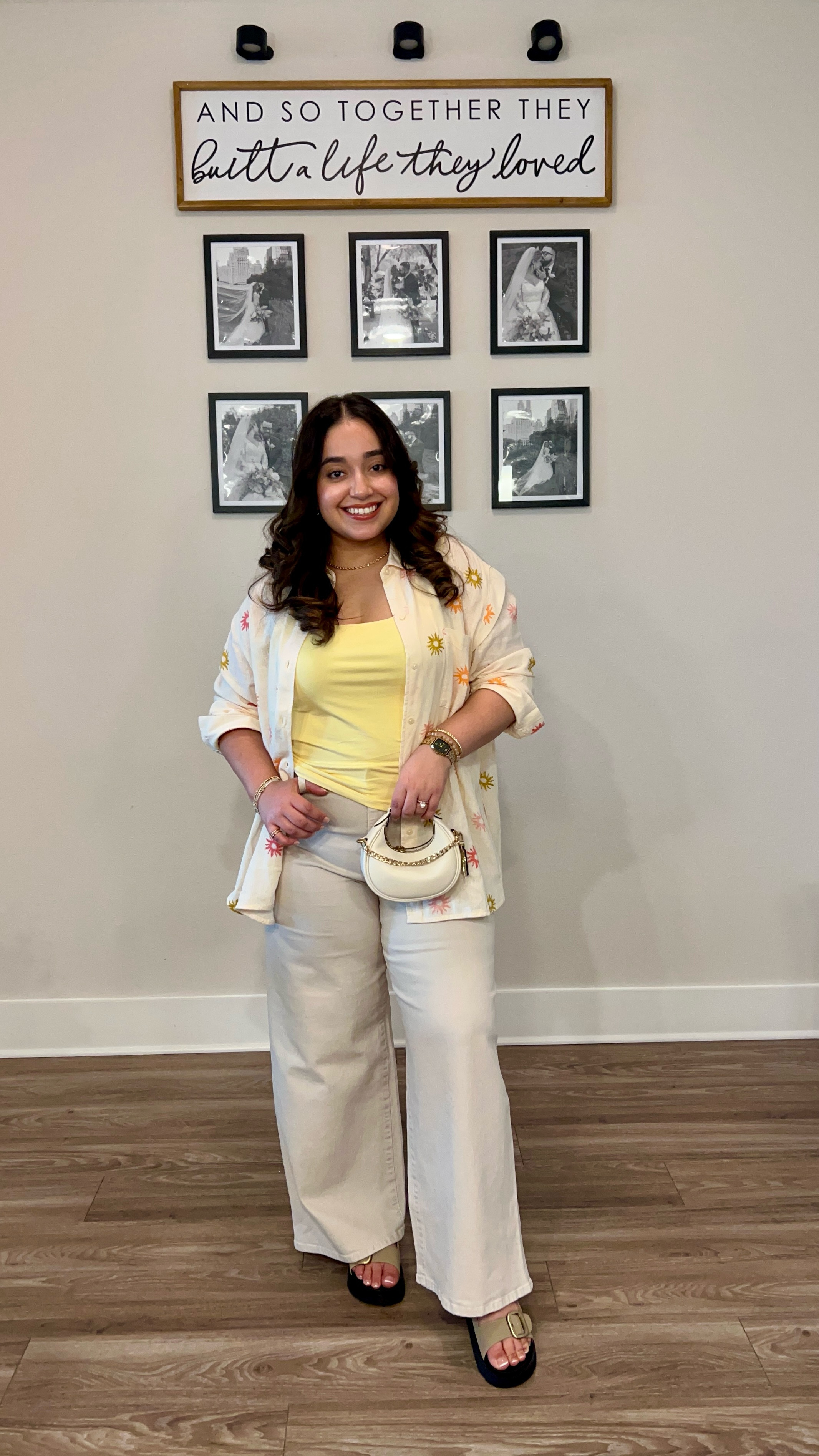 A pop of color is all you need this Spring season 💛💐

Find this outfit inspo on my LTK 🫶🏼
.
.
.
#spring #spring2025 #springoutfitideas #yellowoutfit #yellowoutfitideas #floraltop #springtime

#LTKStyleTip #LTKMidsize #LTKPetite