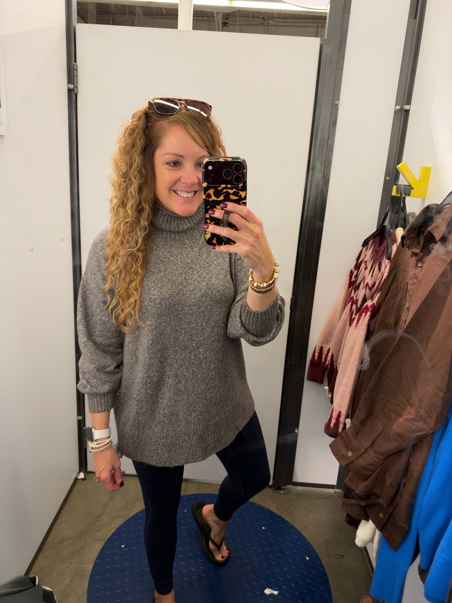 Old Navy sale 40% Sitewide, 50% off for card members! 

Sweater- medium 
Leggings - small
#oldnavy #over40 #over40style @oldnavy