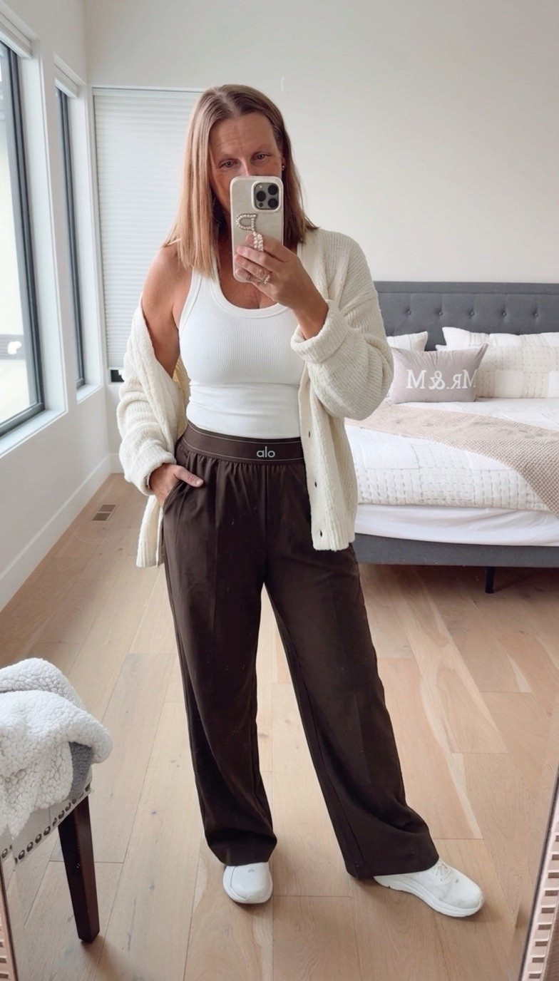 Finally got myself the viral alo pants 

They fit amazing, wearing size M

#LTKgrwm #LTKootd #LTKmorningroutine