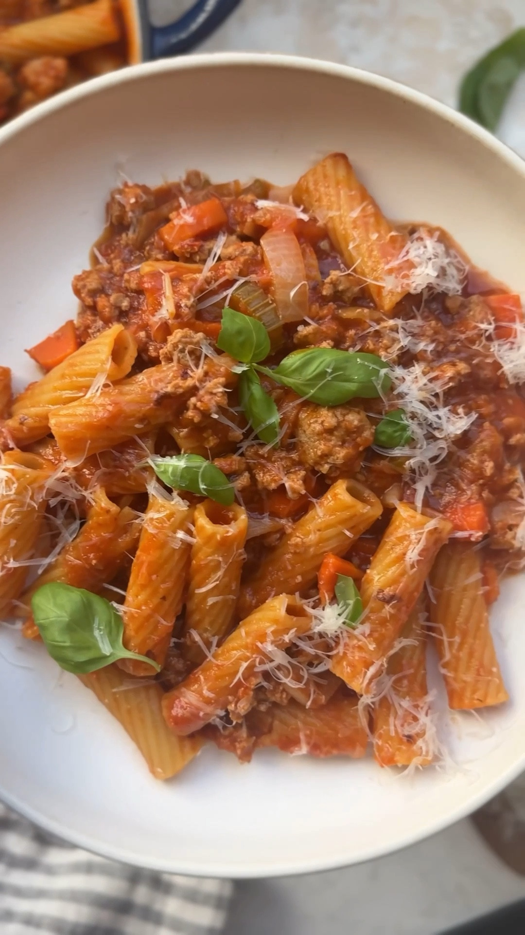 Easy Turkey Bolognese (One-Pot High-Protein Dinner) 🍝🫶 Need a busy weeknight dinner idea? This cozy classic is made lighter — and it all cooks in one pan.

✨ Like and SAVE this for later  👇

10 WW Cals: 509 | Protein: 37.5 | Carbs: 60.5 | Fat: 14 | Fiber: 5

✅ one-pot = minimal cleanup
✅ protein-forward and satisfying
✅ kid-approved, family-friendly
✅ perfect for busy weeknights

Bolognese is one of my all-time favorites, and I’ve made it just about every way you can think of. This version was missing — a lighter ground turkey take where the sauce and pasta cook together in the same pot. It’s comforting, practical, and exactly the kind of dinner I make when I want something everyone will eat without a sink full of dishes.

🔗 Link in bio https://www.skinnytaste.com/turkey-bolognese/

➡️ Trying to get more protein in your day? Follow @skinnytaste for lighter comfort food that actually tastes good 

#healthyrecipes #highproteinmeals #highproteindinner #onepotpasta #easyrecipes