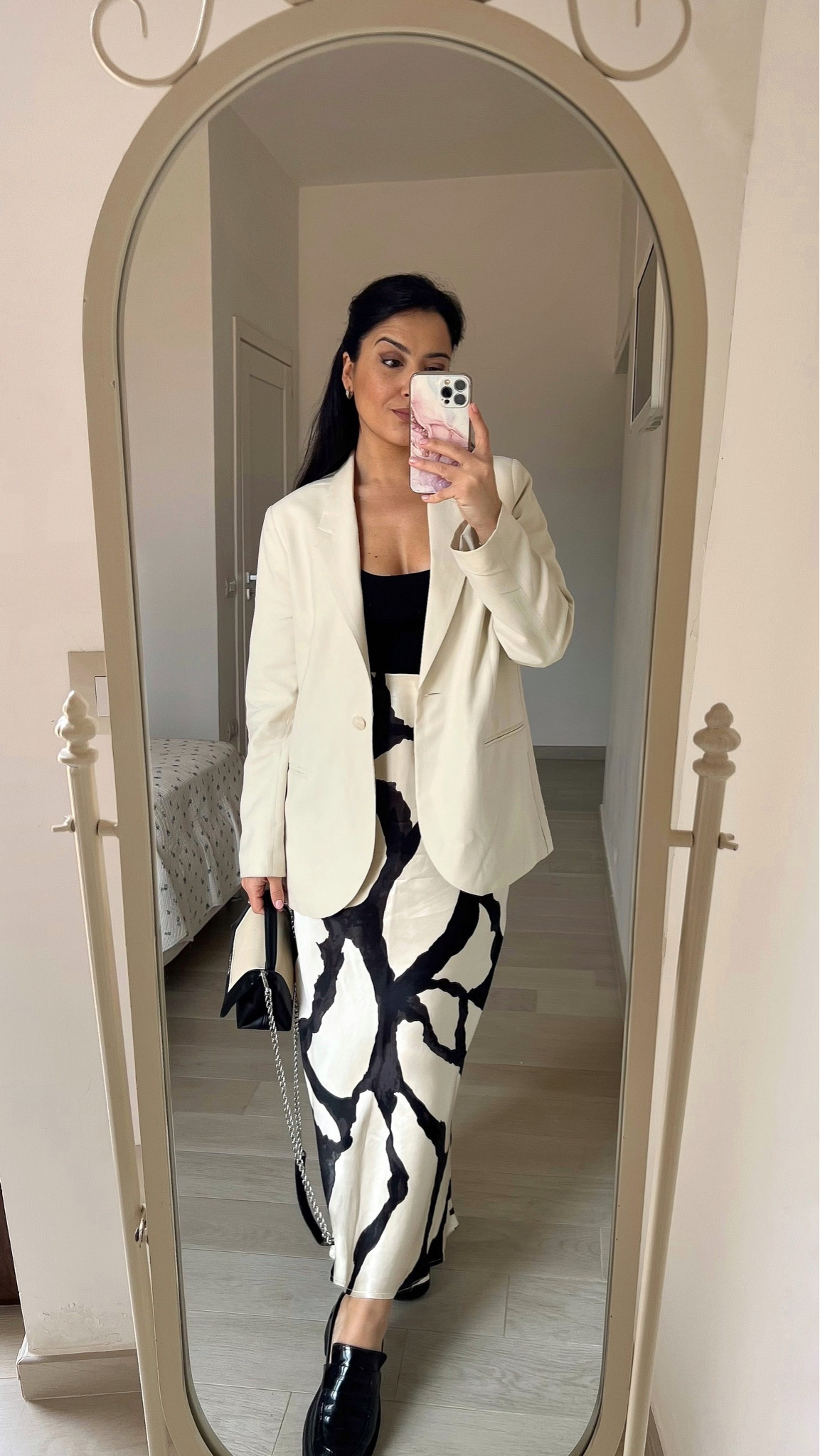 Beige blazer and patterned satin skirt outfit 🖤

Top corto con spalline sottili, H&M, gonna satinata, giacca misto lyocell, blazer beige, top a fascia nero, outfit inspiration,inspo look, summer style,  Italia. 

#LTKeurope #LTKSeasonal #LTKstyletip