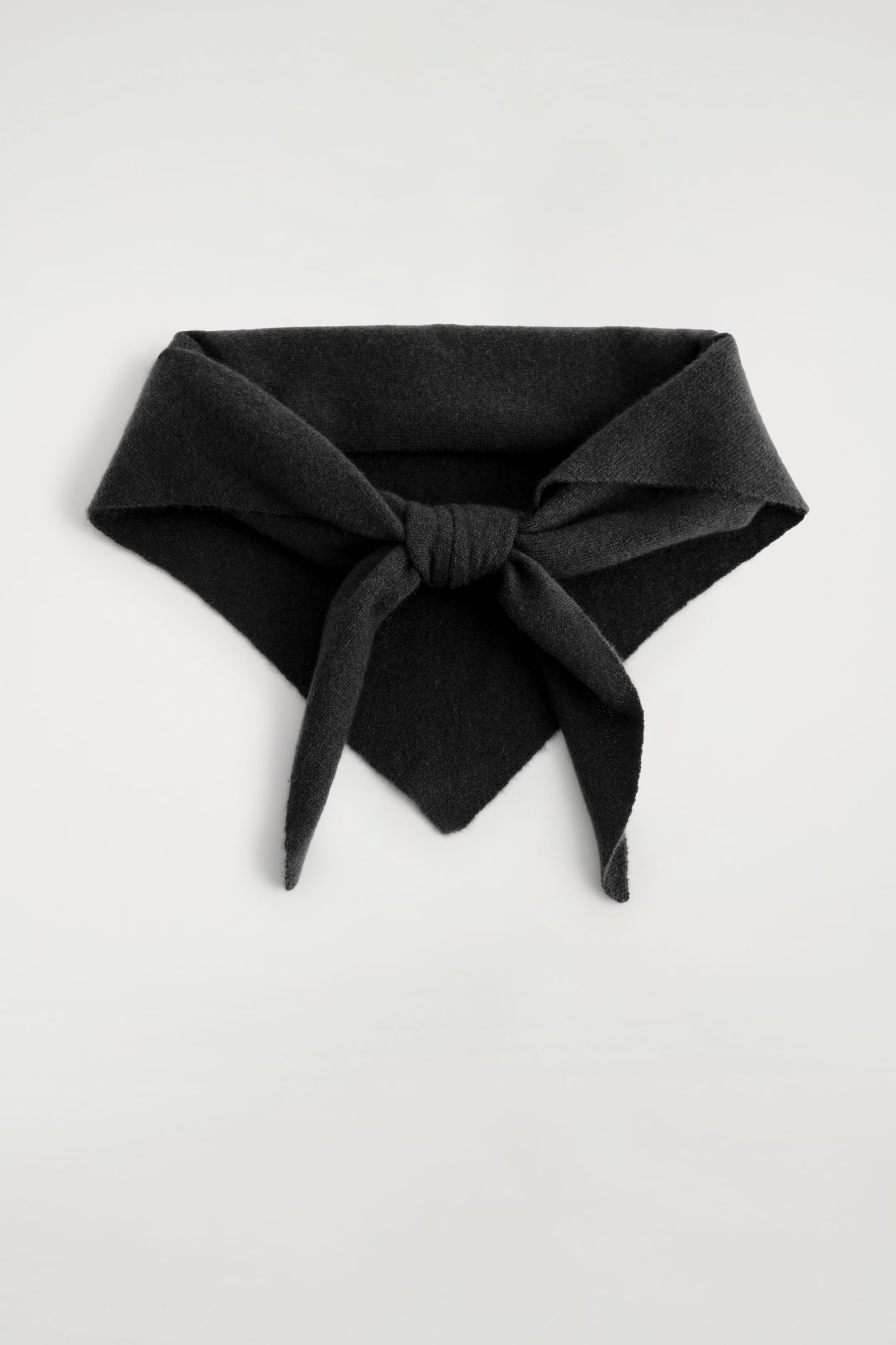 CASHMERE TRIANGLE SCARF - BLACK | COS EE | COS (EU)