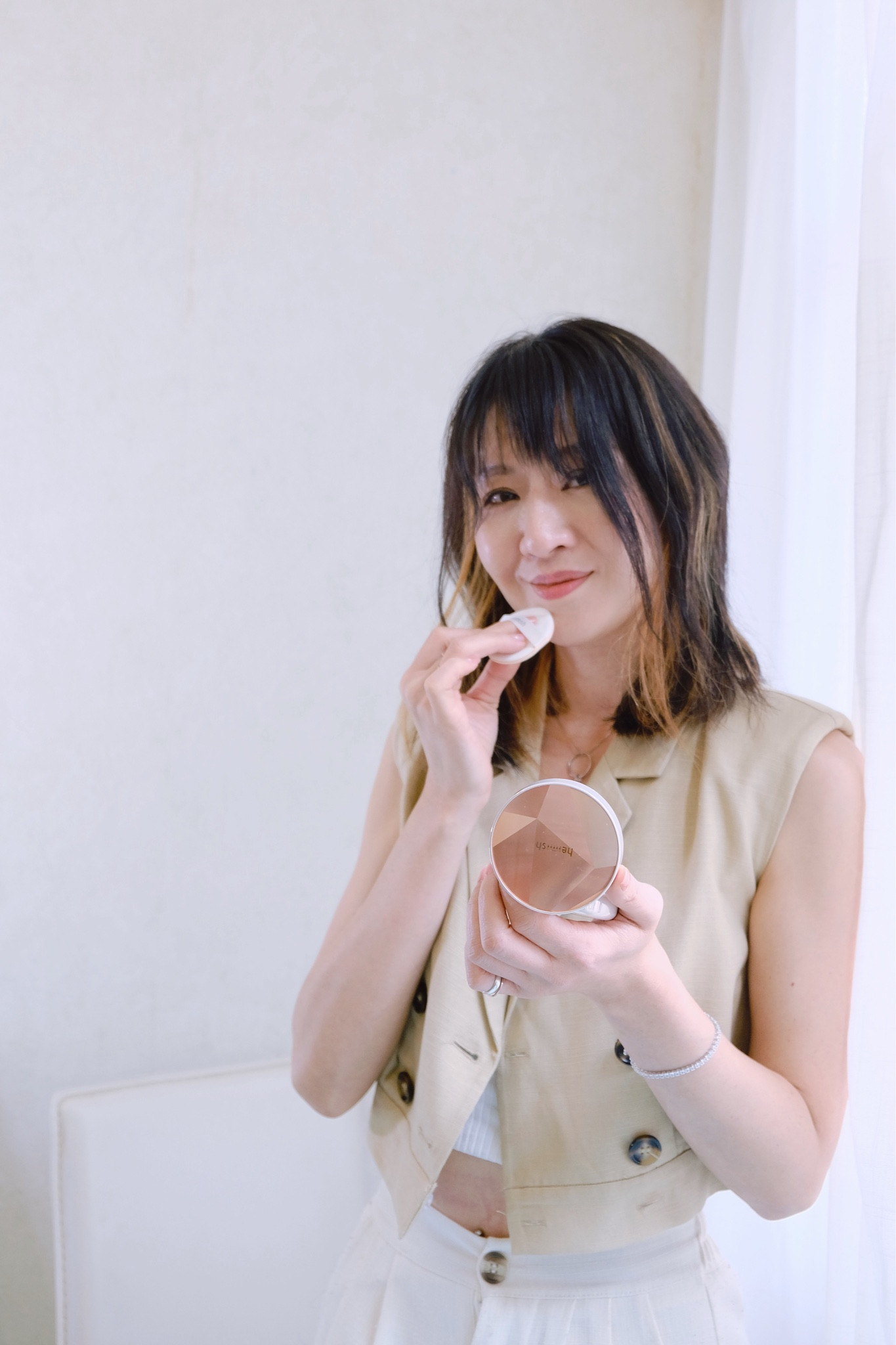 【另人改觀的韓國BB Cushion - Heimish Artless Perfect Cushion】

試用之前好擔心韓國bb cushion粉底會太白唔自然，但今次真係令我改觀！
Heimish Artless Perfect Cushion半透明的質感在堆疊之後，雖有妝感但不會厚重，而且輕薄自然！特別適合忙碌、沒有太多時間打底妝的女生！
每次用上皮膚就會毫無瑕疵，使用起來非常方便。只需要幾下輕拍，就可以讓肌膚看起來光滑、明亮，而且遮蓋力也非常好。質地輕盈，不會讓肌膚有壓迫感，而且它的配方中有多種滋潤成分，能夠幫助肌膚保濕，減少乾燥，讓肌膚看起來更加健康。
此外，它更具有抗污垢和防曬的功能，可以讓您的底妝更加持久和完美，基本上整天都不需要補妝，是用過最喜歡的韓國bb cushion 粉底！
⭐️ 3 種功效（抵禦紫外線 + 提潔白 + 抗皺紋）
⭐️附送補充裝，SPF 50+ Pa+++，21 號自然米色

Heimish Artless Perfect Cushion
@heimish_cosmetic 
🔗 https://bit.ly/3FXG5ww


=================================

#Heimish #氣墊粉底 #ArtlessPerfectCushion #無瑕肌膚 #美妝必備 #韓妝 #韓式粉底 #makeup #cosmetic #foundation #koreanbeauty
 #ootd #love  #loveyourself #hkig #actrsess  #outfits #fashion #stylish  

#LTKFind #LTKunder50 #LTKbeauty