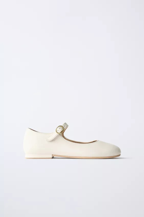 Scarpe 100% pelle ovina. Chiusura con fibbia laterale. Soletta 100% pelle ovina. Suola in gomma.P... | Zara IT