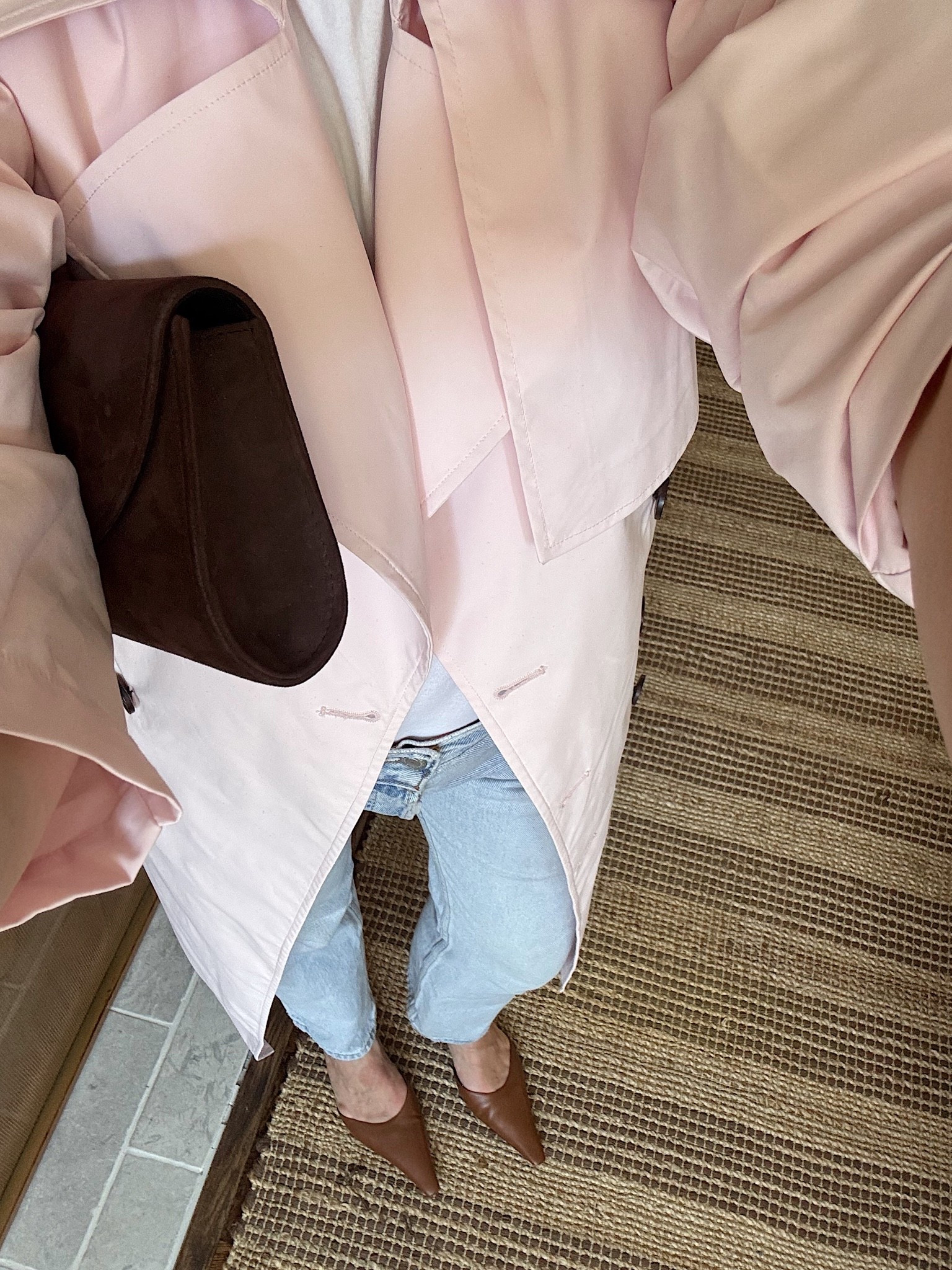 Pink and brown is one of my current favorite color combos. I'm wearing vintage Levi's, but linking another Levi's pair that I own and love - and is the closest to the pair I'm wearing here.

A few things to note: 
Trench: wearing a size small. Runs a bit large - size down!
Mules: true to size. I wear an 8.5 and got these in a 39. 
The Hunting Season clutch is currently 40% off.
Wearing a size M in the tee.