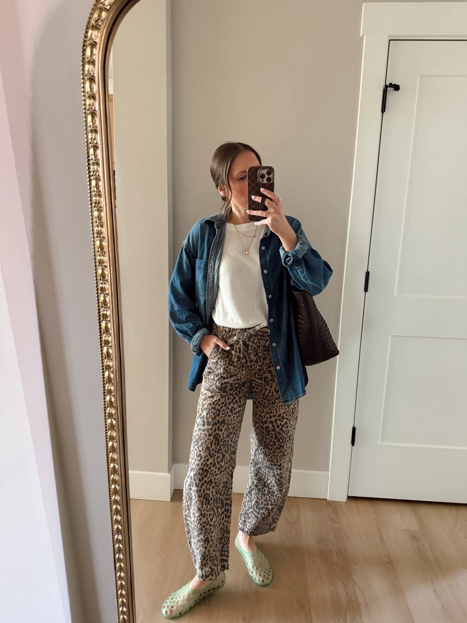 Weekend ootd✨ my favorite pull on pants are on sale! Paired with the BEST Amazon tee, a denim button down (a closet staple) and jelly flats

Casual style, pull on pants, jelly flats, aritzia button down, ootd, what I’m wearing 

#LTKootd