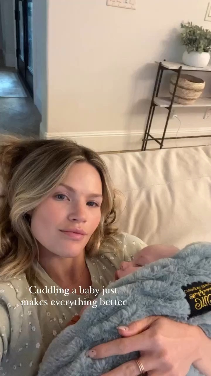 Jet’s cuddles are the best. This tee is one of my favorites from Hollister. 

hollister l comfies l tee l baby tee