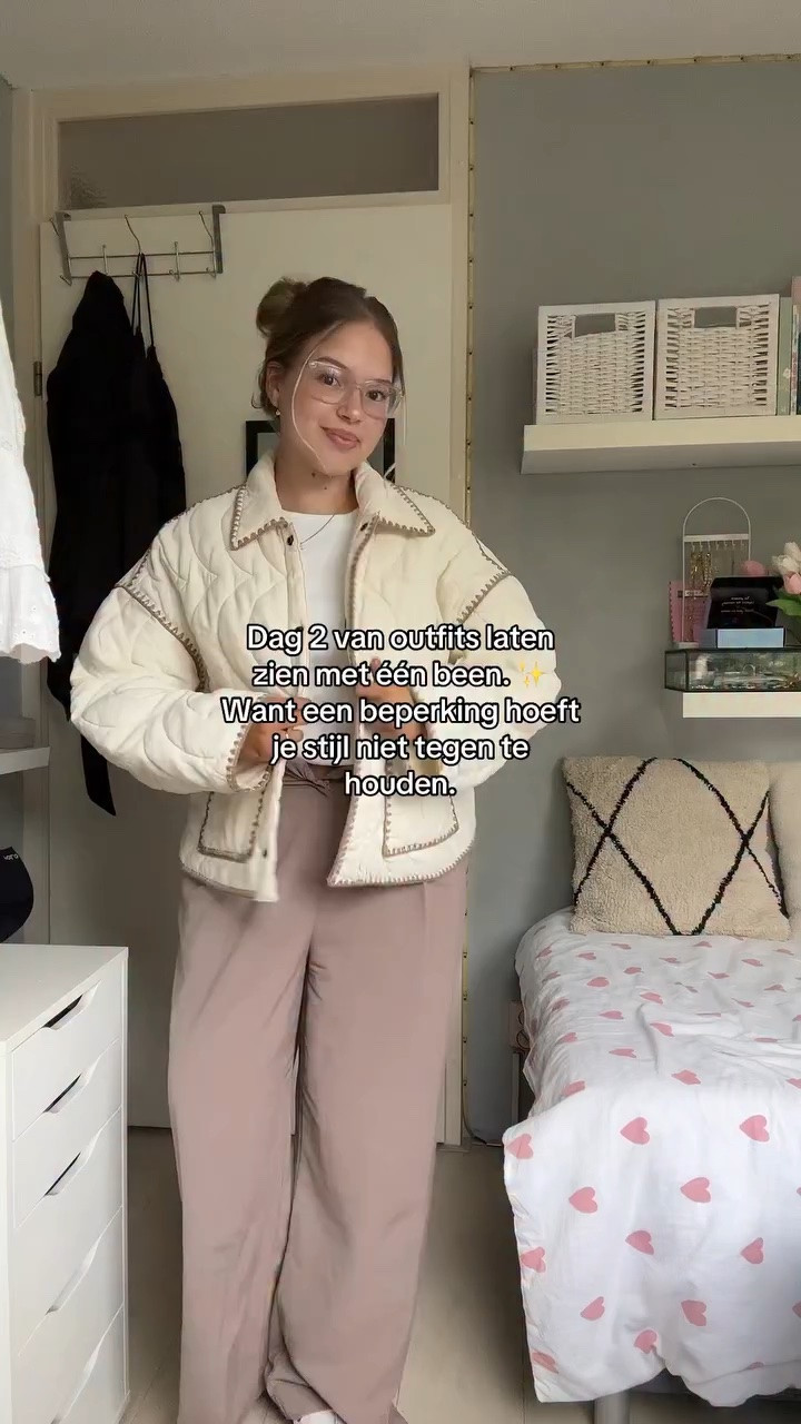 Girl wear what you love !! 

outfit details:

jacket: @mango 
pants:@loavies 
white basic tee: @veromoda 
lips: @rhode 

#outfitinspo #modestfashion #amputee #outfit disabledfashion