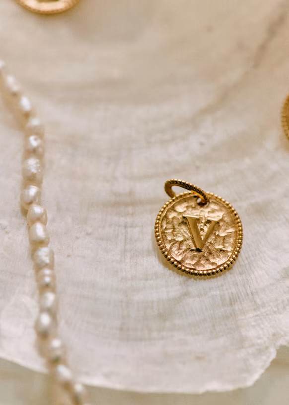 Sara Pendant 9-carat gold - Letters Q to Z | Sezane Paris - US