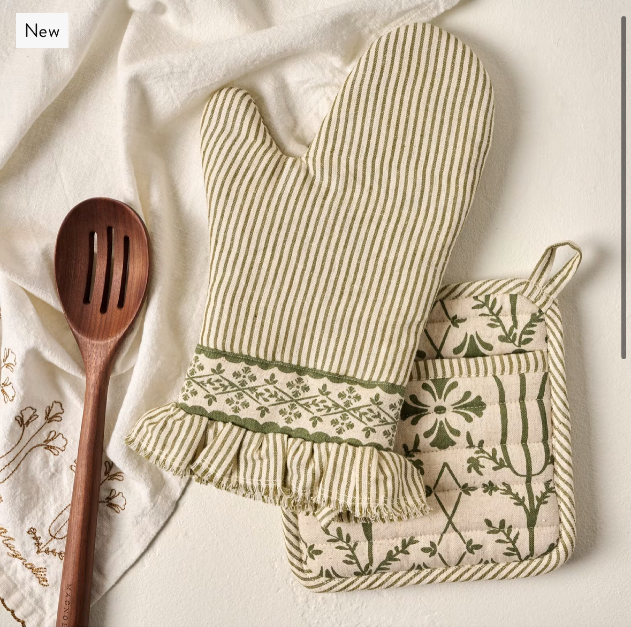 Just found THE cutest oven mitt and pot holder set! 

#LTKHome