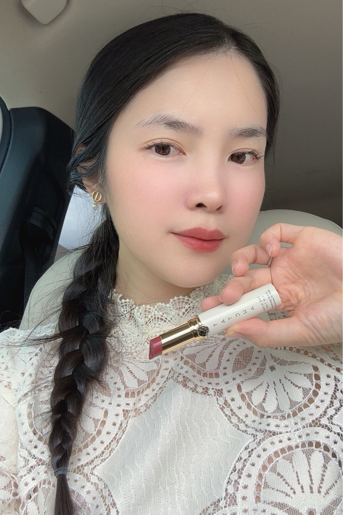 Son dưỡng chống nắng tatcha mình dùng hàng ngày nè mọi người ơi. Đây là màu hồng đất camellia rất dễ dùng và là một trong những son dưỡng chống nắng có SPF 25 mà mình dùng ko bị khô môi luôn. Lúc nào đi ra ngoài cũng an tâm vì môi được bảo vệ khỏi những tia có hại 

#LTKasia #LTKbeauty #LTKworkwear