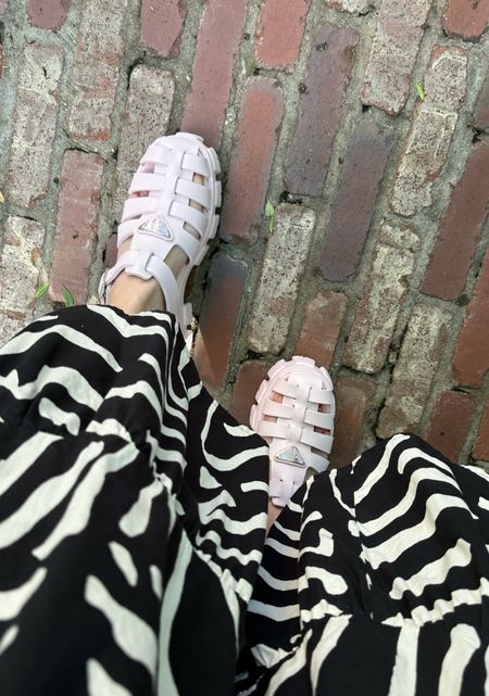 In my jelly sandals era 🎀 Prada monolith sandals runs true- If you’re a half size then size up. 