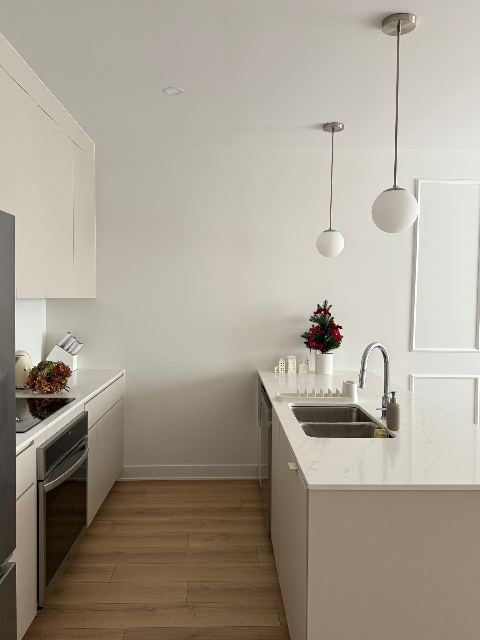 minimalist kitchen decor 

#LTKHome #LTKSeasonal #LTKHoliday