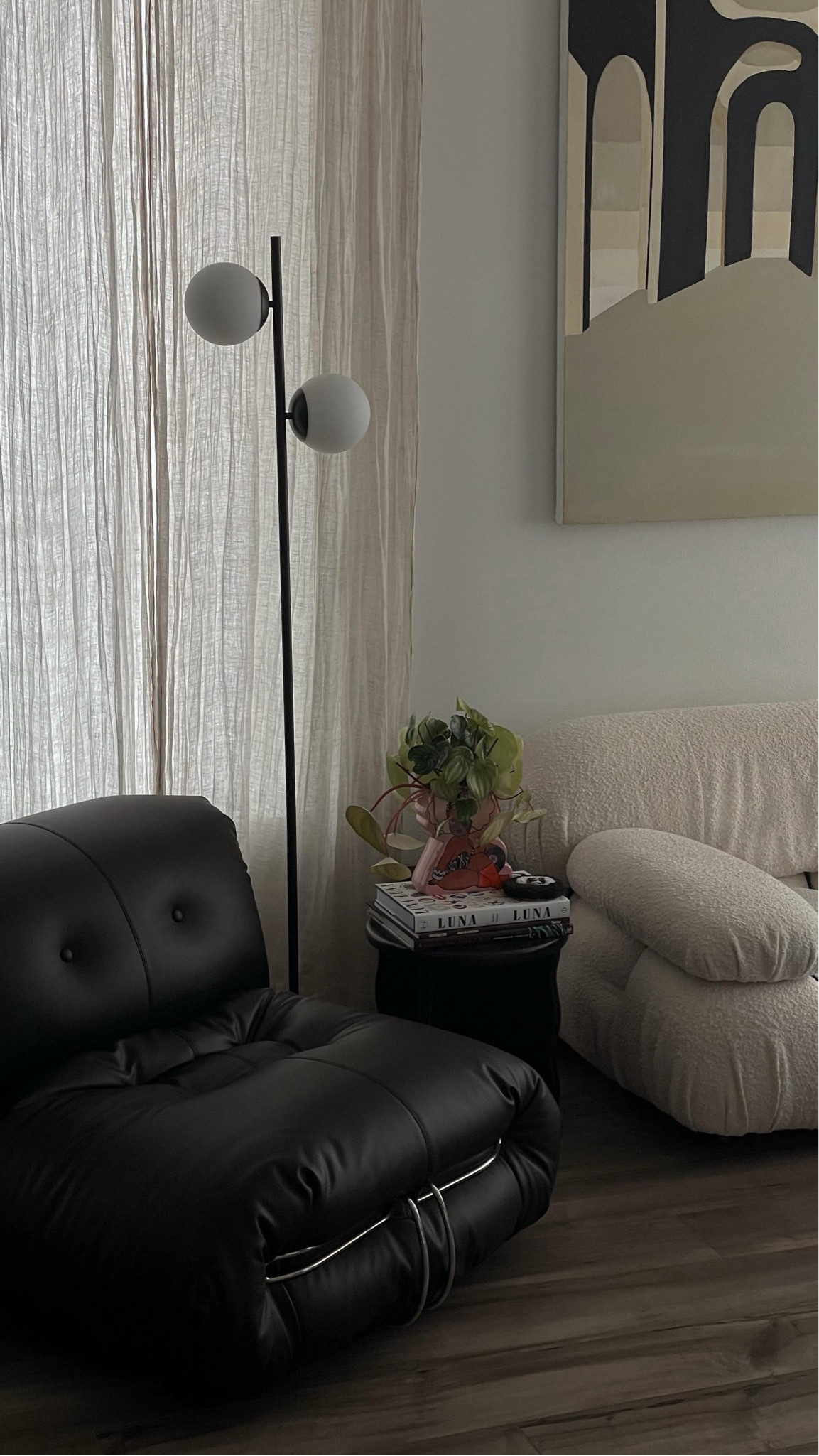 unbox our new chair with us✂️📦☁️🖤 we love it! what do you think?