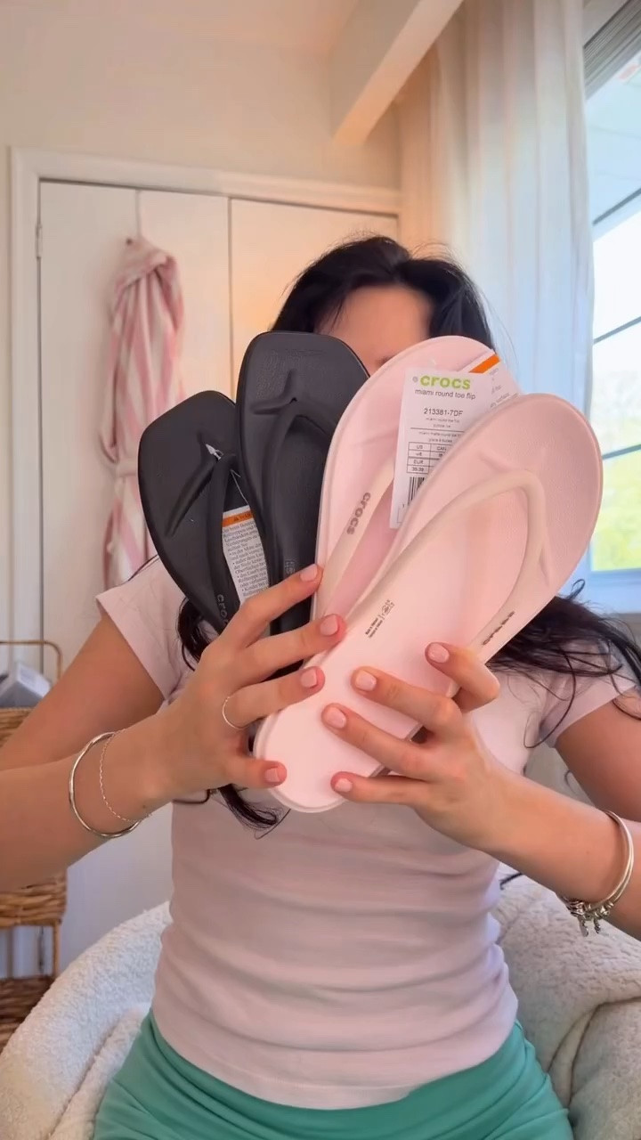@crocs serving us the perfect flip flop 🖤

Comment SHOP and I’ll dm you the 🔗

#crocflipflops #viral #summershoes #summerhaul #springshoes