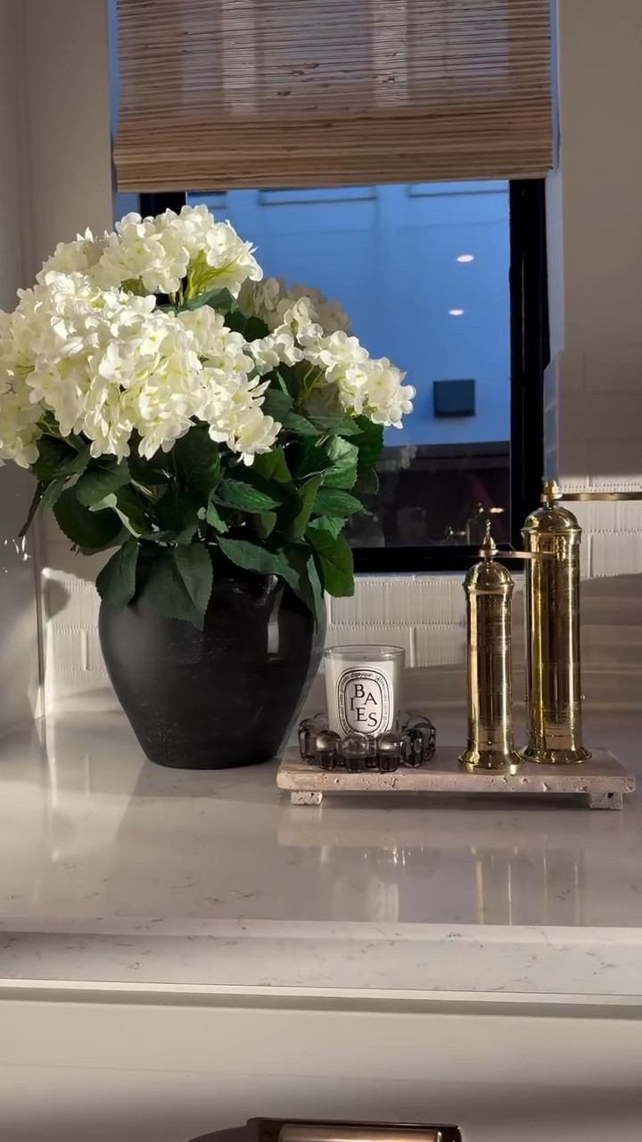 ✨ The most stunning hydrangeas and they are full! 🤍

Perfect for styling your countertops, entryway on top of your buffet, sideboard, or console tables. You can even place them outside in a potted planter for that fresh, blooming look! 🌸

👇 Tap the link below to shop and bring this beauty home!

#hydrangeas #homedecor #stylinginspo #homeaccents