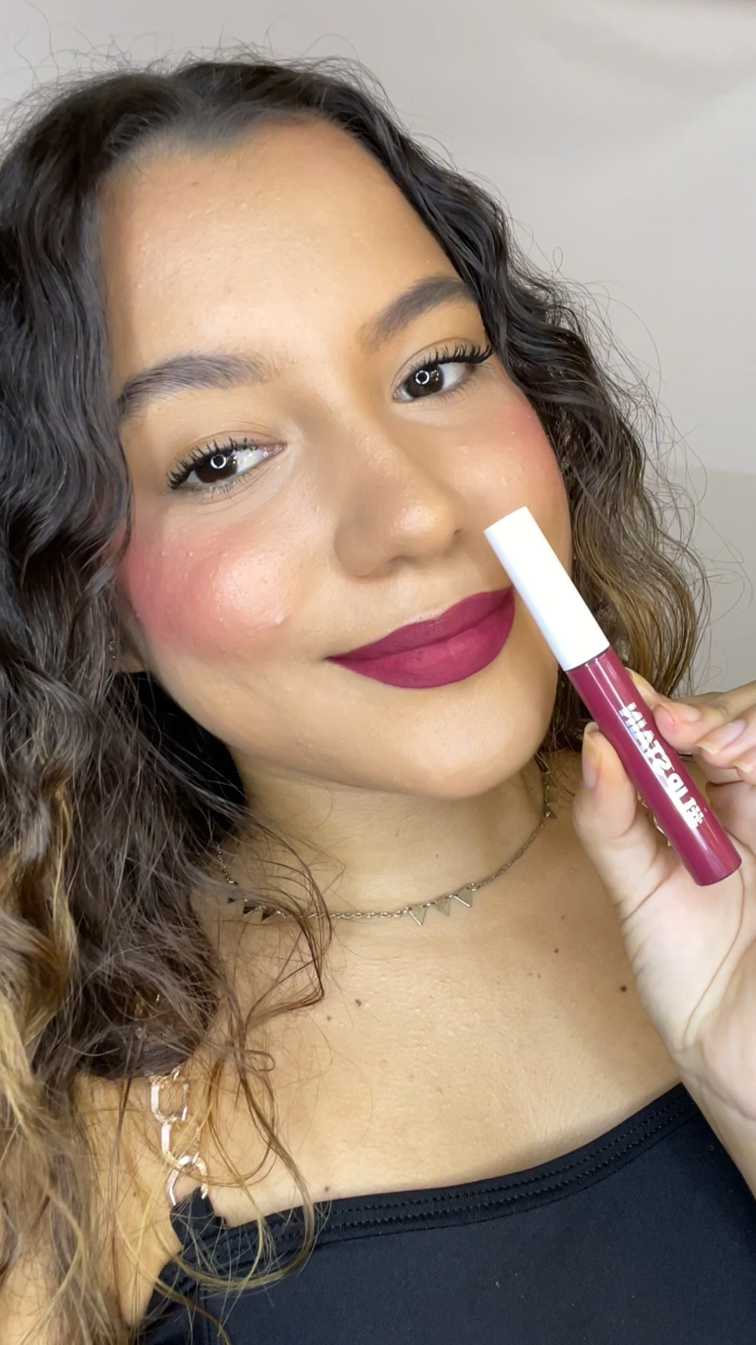 Um dos batons mais lindos que já vi na VIDAAA 💁🏼‍♀️ Lip Stain - cor Luxury - linha da Larissa
Manoela by Océane. É um tom de bordô super jovem e elegante, tem uma cor bem marcante e textura leve. 

#LTKbeauty #LTKbrasil