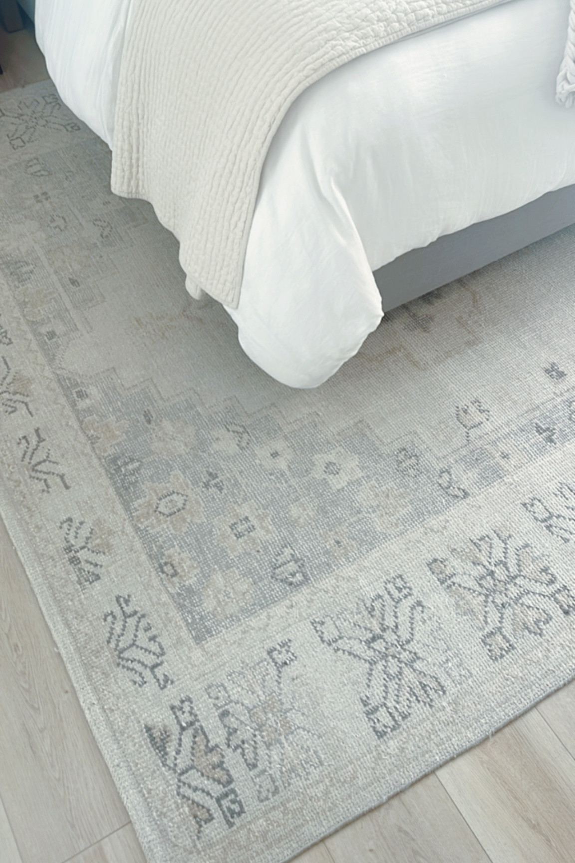 Beautiful area rug if you need something for a neutral color scheme. 

Perfect for a bedroom, living room or dining room. 

#rug #arearug #ltkhome