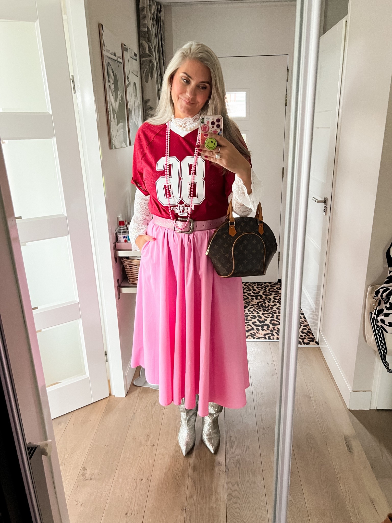 Ootd - Thursday night. Football shirt (Primark) over a lace top, paired with a pink cotton skirt (BonPrix), silver boots, pearl and bead necklaces and a Louis Vuitton elipse bag. 



#LTKeurope #LTKnederlands #LTKspring