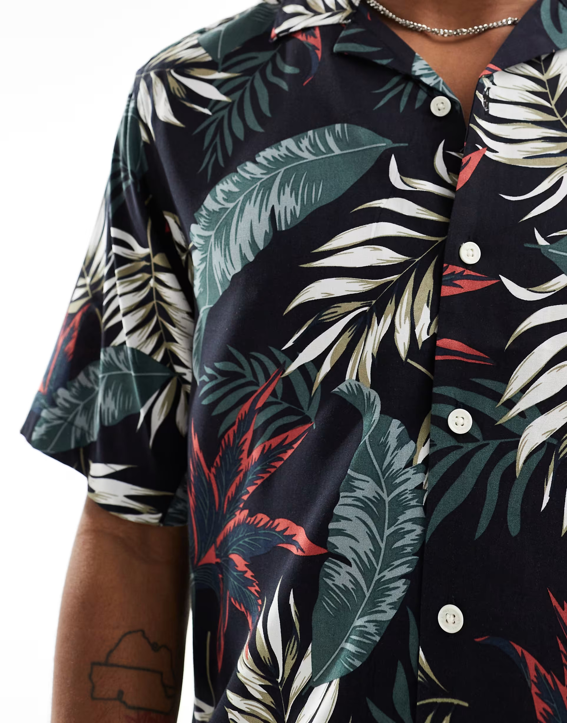 ONLY & SONS - Chemise coupe classique en viscose avec imprimé feuilles et col à revers - Noir | ASOS (Global)