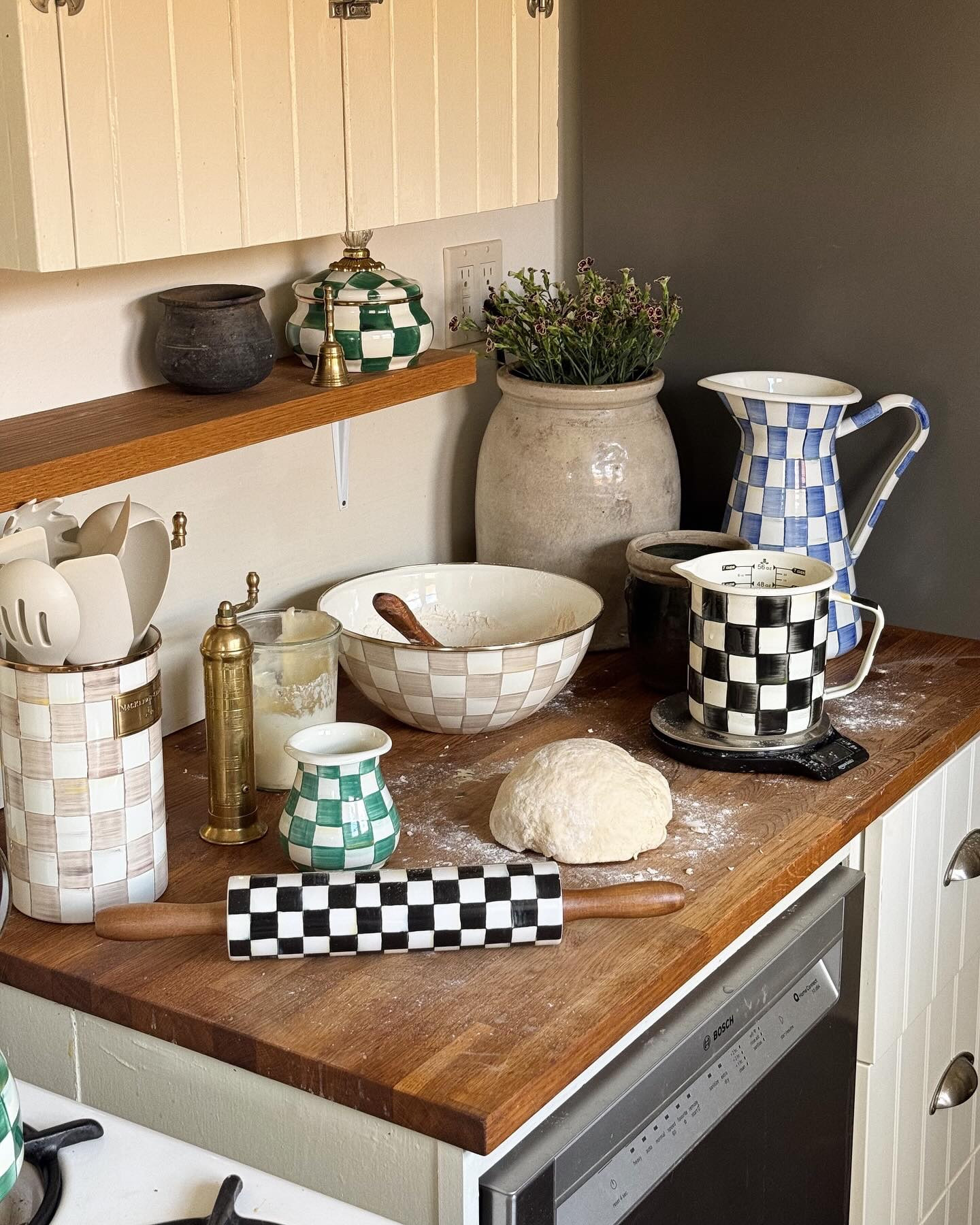 little pops of @mackenziechilds’ new Emerald Check pattern in every corner 

#homedecor #MCEmeraldCheck #MCpartner