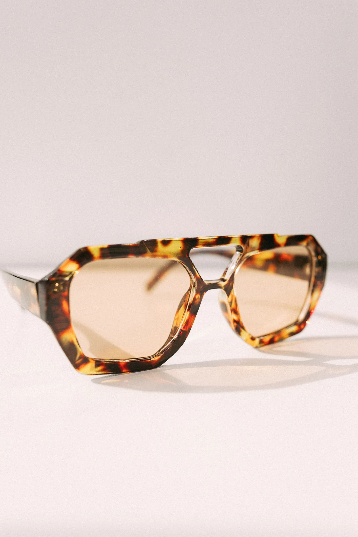 kendra light tortoise sunglasses | Etta+East