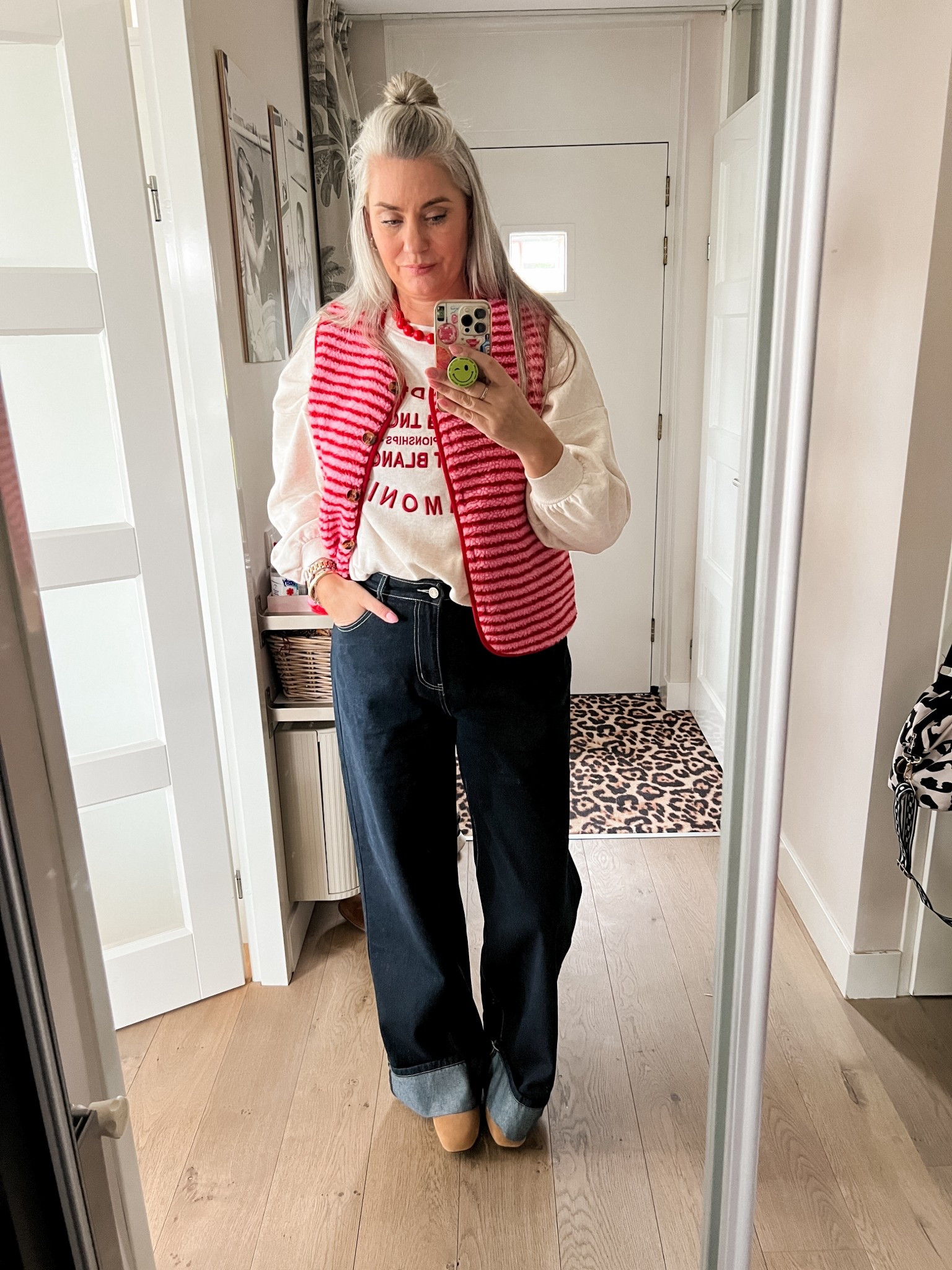 OOTD - Vrijdag. Roze met rood gestreepte bodywarmer, rode ketting, sweatshirt met borduursel (oud), donkere jeans met omslag. Rode sokken in suède Mary Janes (Lowheels.co.uk)



#LTKeurope #LTKmidsize #LTKover40