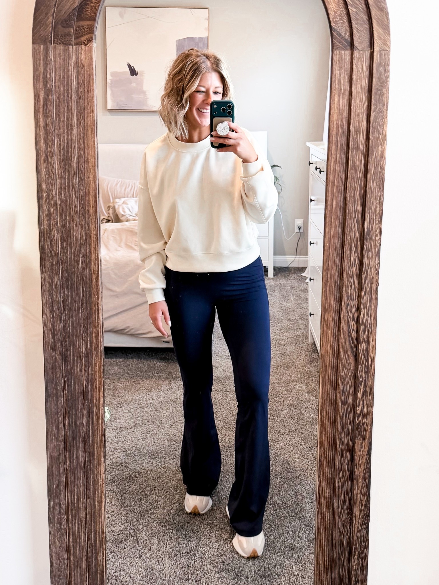 The comfiest flares and hoodie 🙌

I’m wearing a medium in both. I’m 5’7” and got the 32” inseam in the pants and they are touching the ground.

The sweatshirt is the softest, thinnest material.. 10/10 ‼️

🚨Use SISTERAPPROVED4 for 20% your entire purchase!🚨