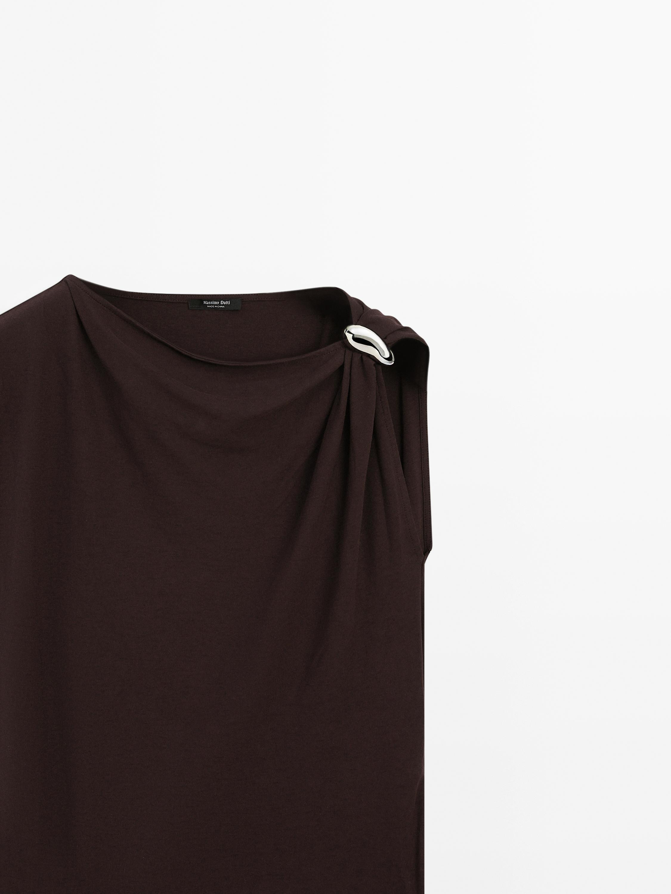 Top mit drapiertem Ausschnitt und Brosche | Massimo Dutti DE