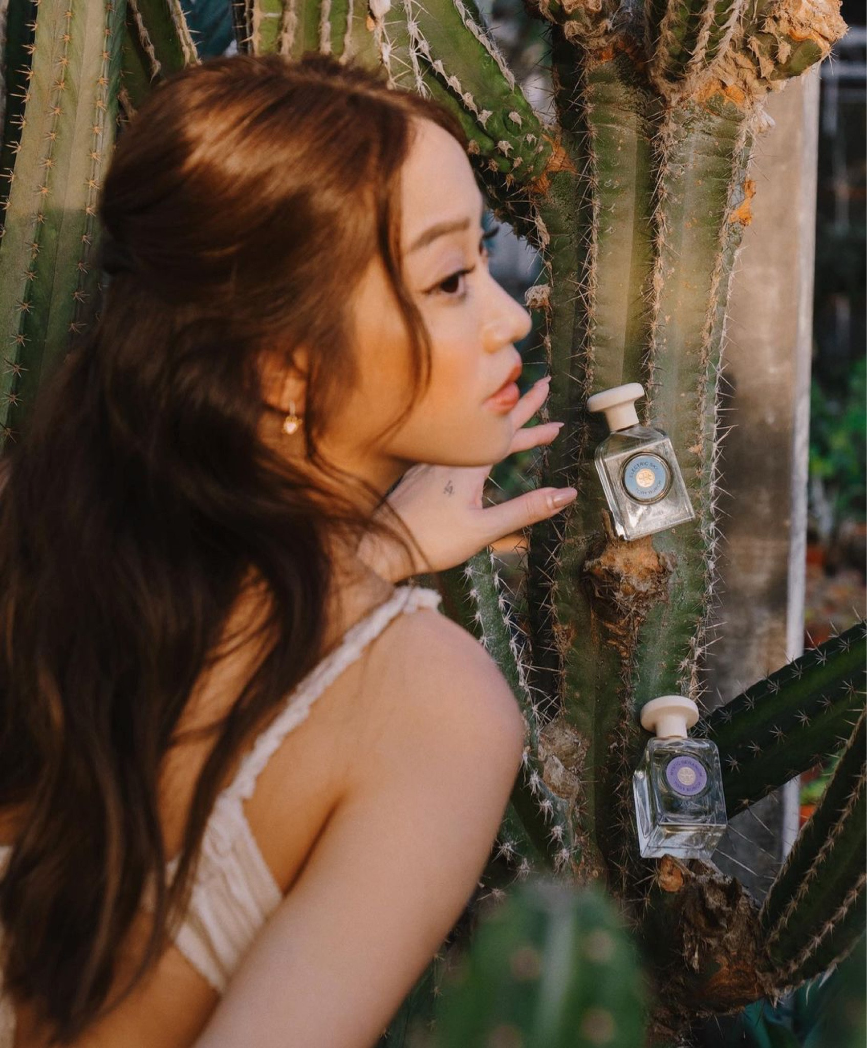 我一直都是非常愛噴香水的人，當我真的噴到一個巨好聞的味道，我甚至會一直聞我自己或大力邀請朋友聞我， 出門前我也會根據今天要出現的場合，挑選一個合適的香水，搭配上衣服，妥妥的把儀式感發揮得淋漓盡致。 當你真的為自己打點好一切，也會不自覺的充滿快樂、自信、多那麼一點點力量去繼續追逐夢想! 近期帶給我這種能量的香水非Tory Burch夢境之粹香氛系列莫屬。
這系列五款淡香精都是以花香木質調作為靈魂香調，除了展現女人的性感優雅，在木質的平衡後又不會過於甜膩。
我最喜歡的味道是全球熱賣款之一的#自由微薰醺淡香精，仙人掌花混合而成的木質調 前調是很有層次的鼠尾草，再以仙人掌花和薰衣草帶出柔美的香氣，最後是聖木香和岩蘭草調和出的木質尾韻， 在使用這瓶香水時，會讓我聯想到一個神秘，散發雀躍生命力和自信的女人
第二個推薦的味道也同樣是熱賣款的#秘境天竺淡香精，是佛手柑和天竺葵的搭配 閉上眼睛時細聞，腦海中會浮現出一個很遼闊跟快樂的世界 前調是味道非常自然的佛手柑，再以天竺葵帶出淡淡的花果香，後味留有雪松和麝香的餘韻 整體充滿快樂和自信的氛圍!
夢想之粹香氛系列採用玻璃曲線的瓶身和乾淨線條的瓶蓋設計，香氛則是最高品質的自然植物跟精油打造而成，瓶身上的標籤代 表Tory Burch的Double T monogram，擺放在桌上都覺得特別可愛，香水一定要親自感受體驗，快來把屬於自己的香氛帶回家吧! 跟我一起透過夢境香氛心理測驗找到專屬自己的命定香!
全台上是新品組合:單筆購買90ML夢境之粹淡香精系列乙瓶，即贈系列迷你淡香精7.5ml乙瓶
全台販售櫃點
台北忠孝 SOGO 2F │ 信義新天地A11 2F │新竹巨城 3F 台中廣三SOGO 1F │ 台中中友百貨 C棟 2F │高雄漢神巨蛋 3F
#ToryBurch #夢境之粹系列#ESSENCEOFDREAMS
#LTKtaiwan #LTKasia

#LTKstyletip #LTKbeauty