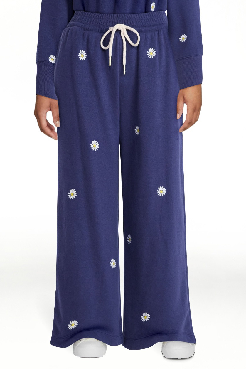 Free Assembly Women's and Women's Plus Embroidered Cropped Sweatpants, 23" Inseam, Sizes XS-4X | Walmart (US)