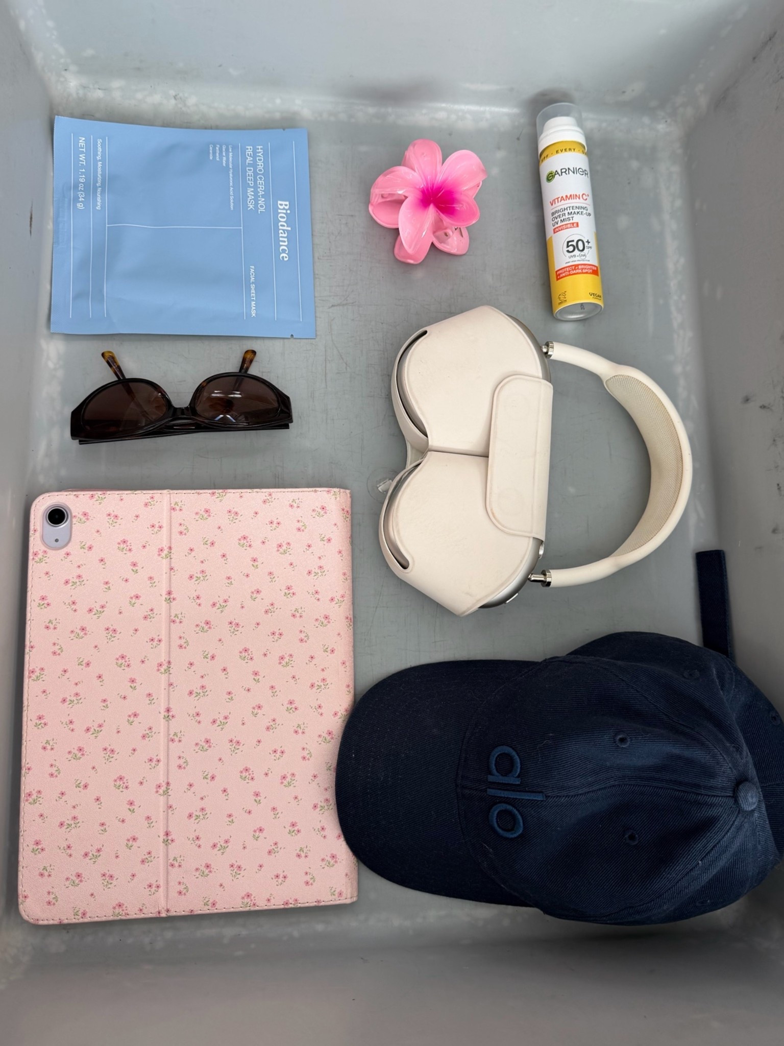 my hand luggage essentials🐚👜👛

#summer #handluggage #holiday #airport #airportessentials #skincare #beauty

#LTKuk #LTKsummer #LTKeurope