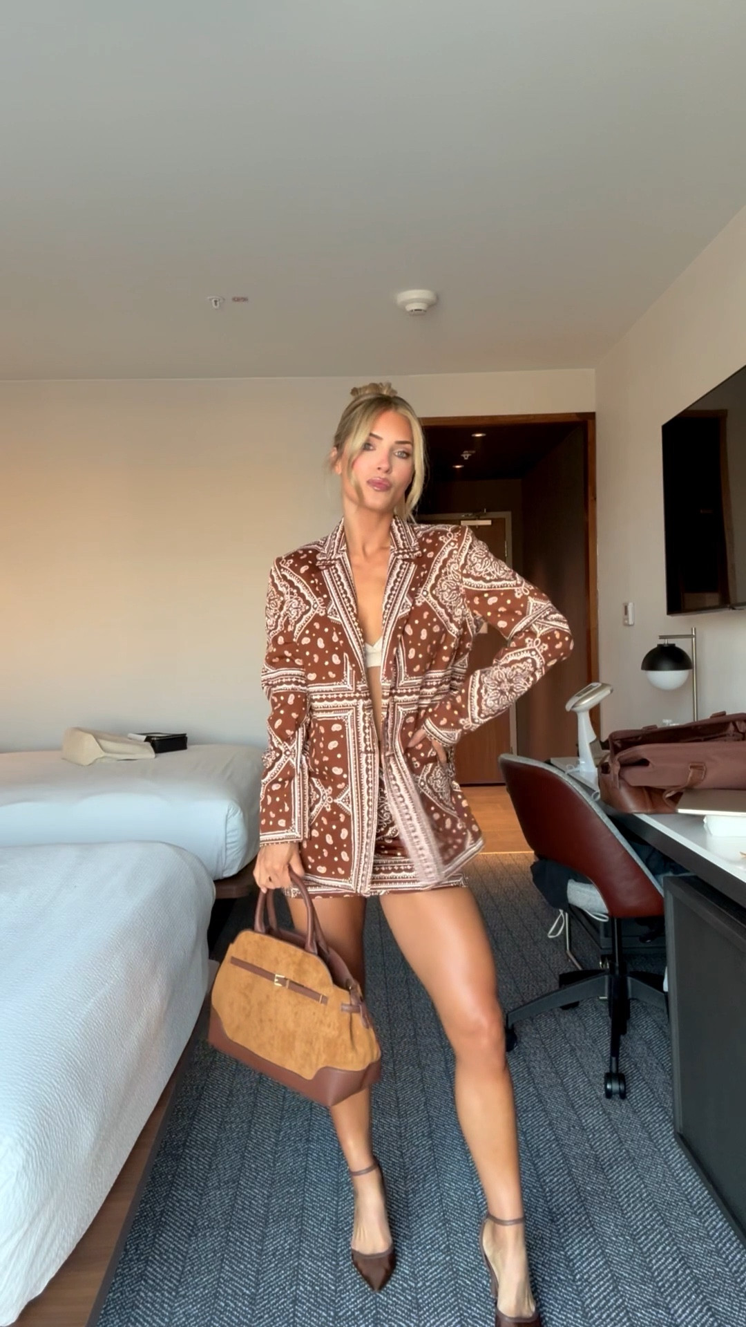 The cutest business casual fall set 🍂💫

Wearing size small blazer and xs skirt! (Could have gone up a size in skirt)