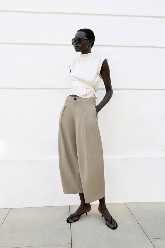 Model height: 178 cmMid-waist trousers featuring an elasticated back and front darts. Includes fr... | Zara UK