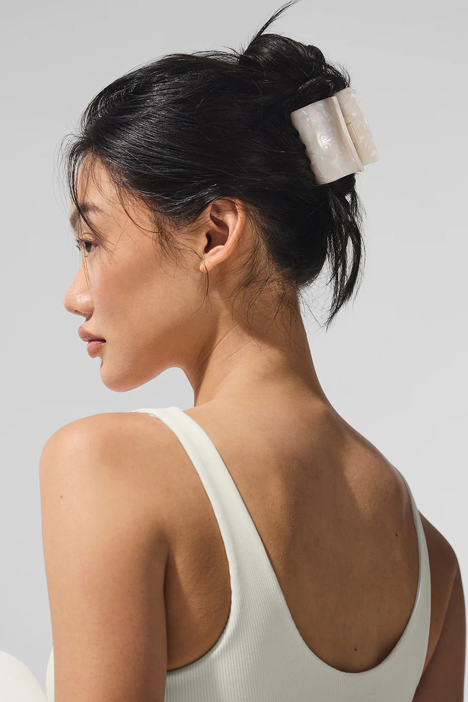 ALO | Effortless Claw Clip (2-Pack) in White Pearl | Alo Yoga (US)
