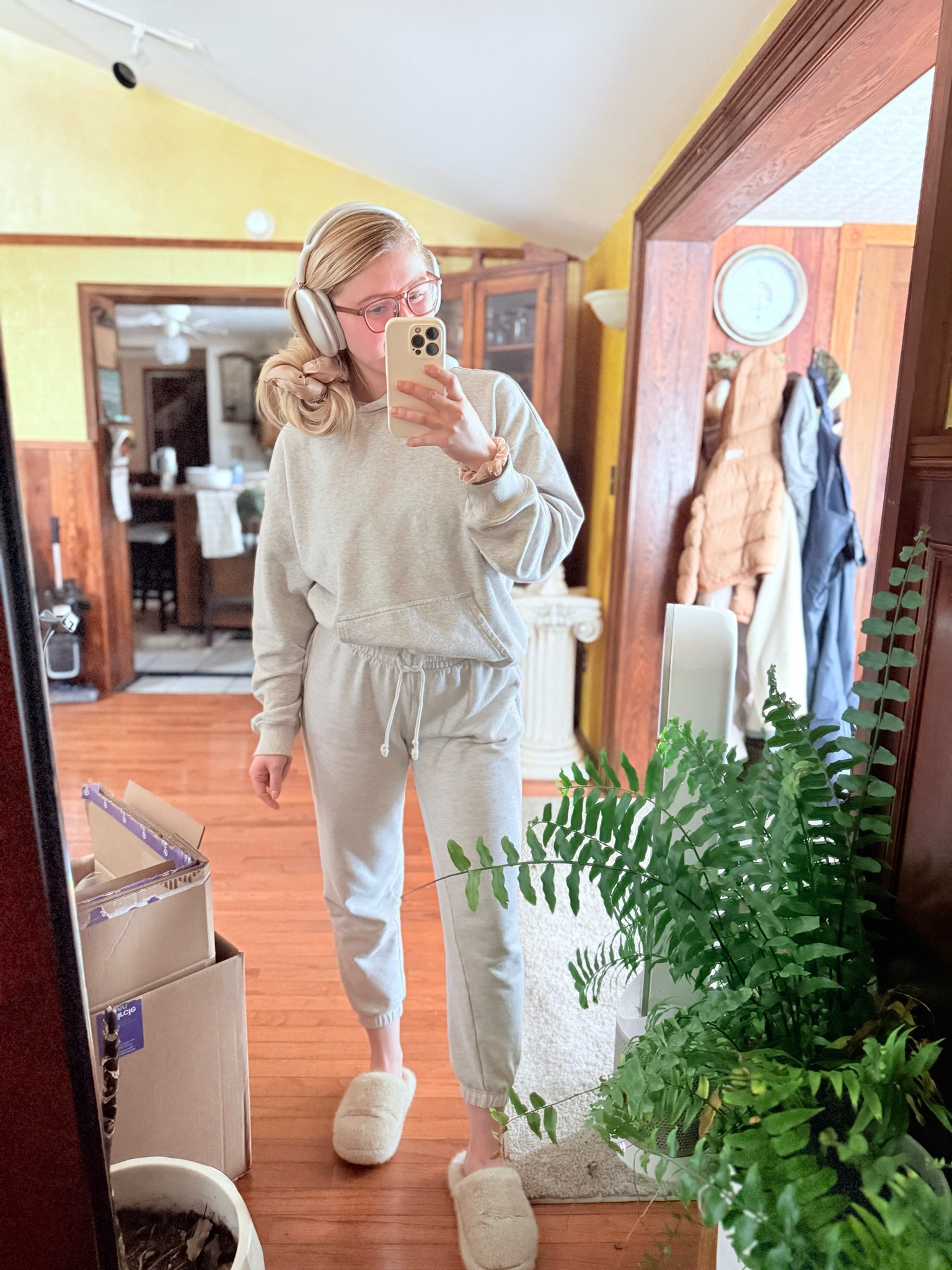 🤎🕯️🐻✨ one of my favorite cozy at home office fits 

#cozy #cottage #workfromhome #cozyoutfit #winteroutfit #sweatpants #hoodie #comfort #photographer

#LTKHome #LTKSaleAlert #LTKFindsUnder50