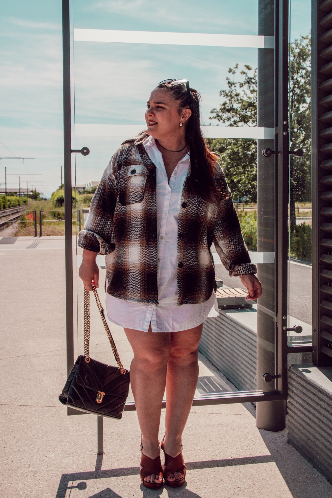 🖤 Layering de mi-saison validé ✔️
Chemise blanche oversize + surchemise à carreaux = le combo comfy & stylé parfait pour attendre son train avec classe.

#LTKmidsize #LTKcurves