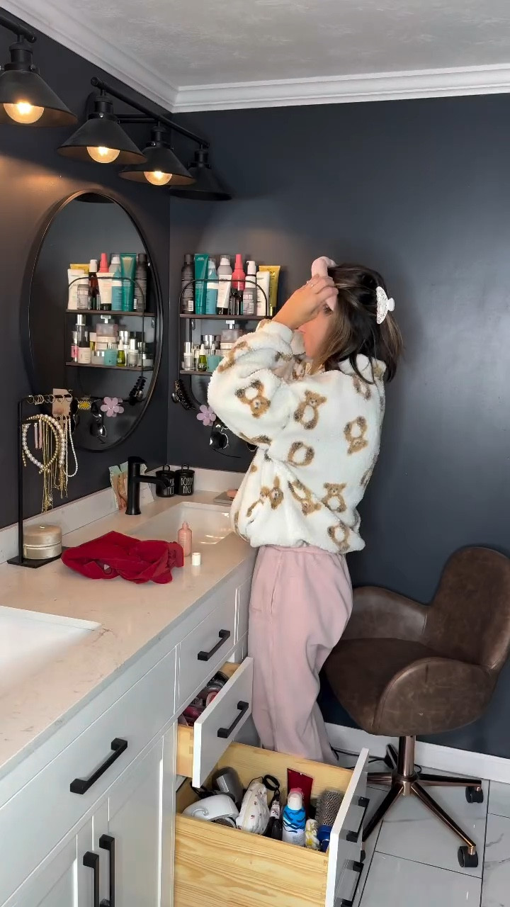 We’ve  got a full lineup today conference, therapy, caffeine… in that exact order, because priorities🫶🏼🦋🤓💫

#momvlog #ᴍɪɴɪᴠʟᴏɢ #errands #sahmomlife #sahm #therapyiscool #justagirl