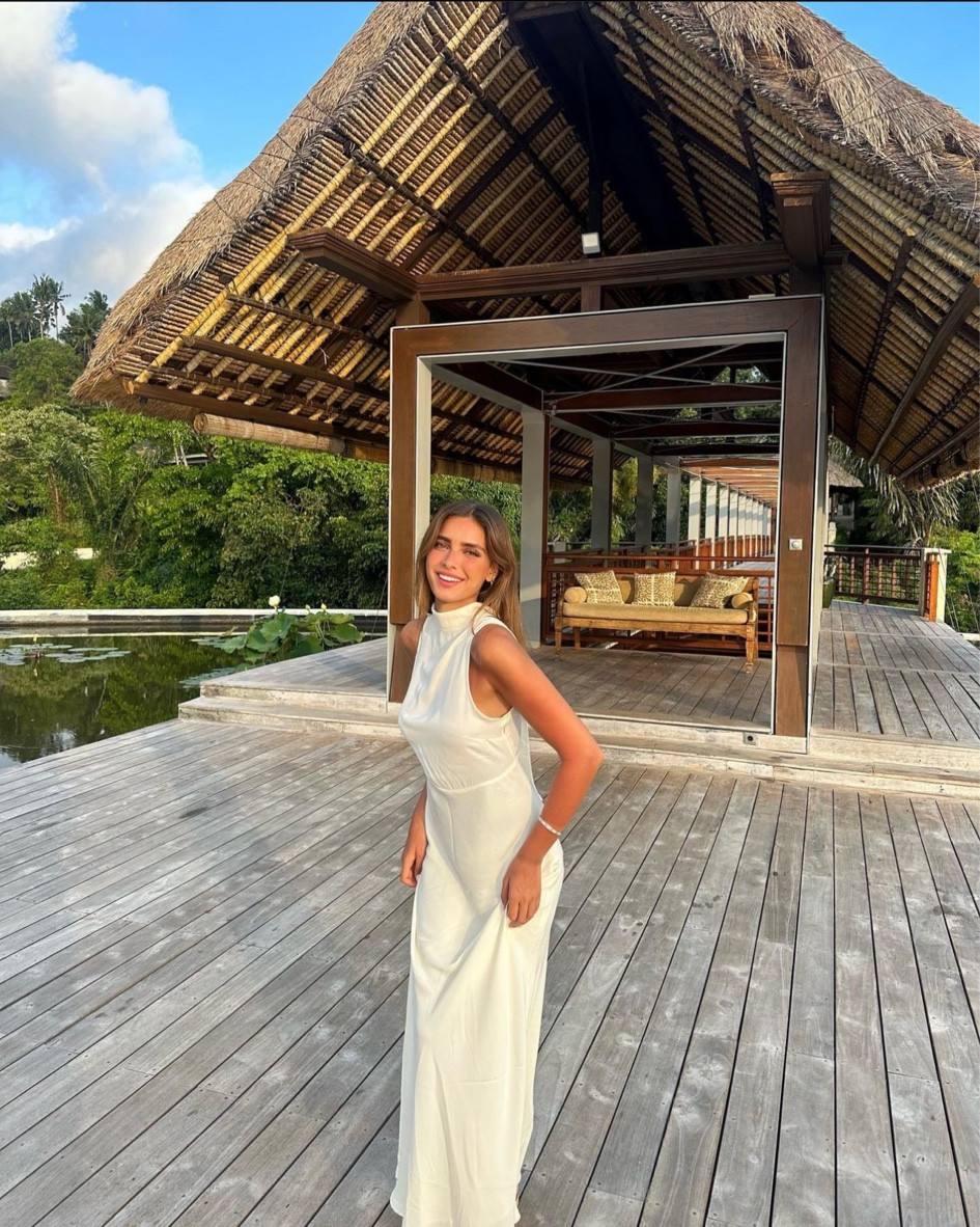 Robe blanche longue, longue robe col haut, robe sans manches, longue robe blanche sans manches, robe d’été col haut 

#LTKSeasonal #LTKtravel